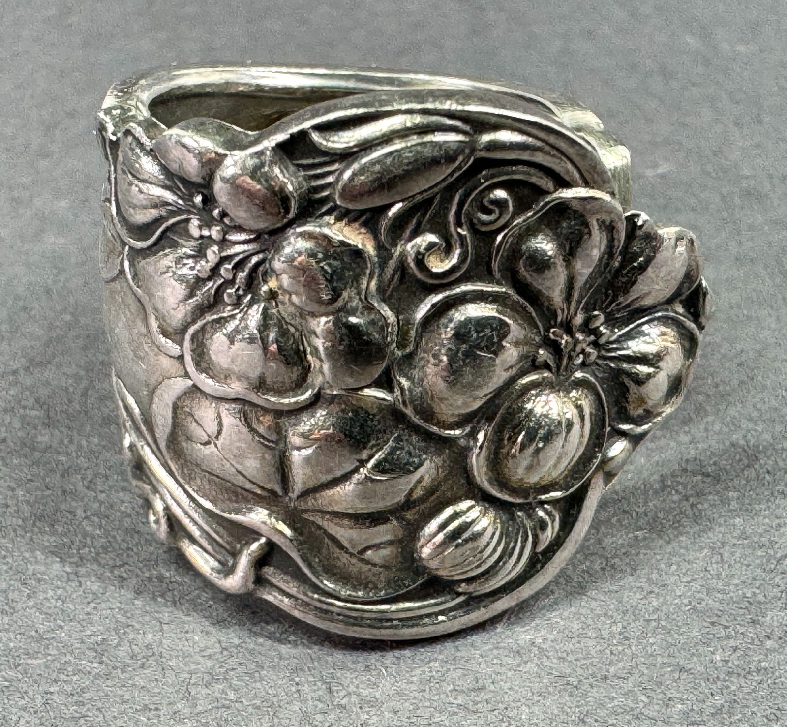 Vintage engraved letter J flowers & leaves cutlery artisan made silvertone metal  adjustable  ring (1 of 8)