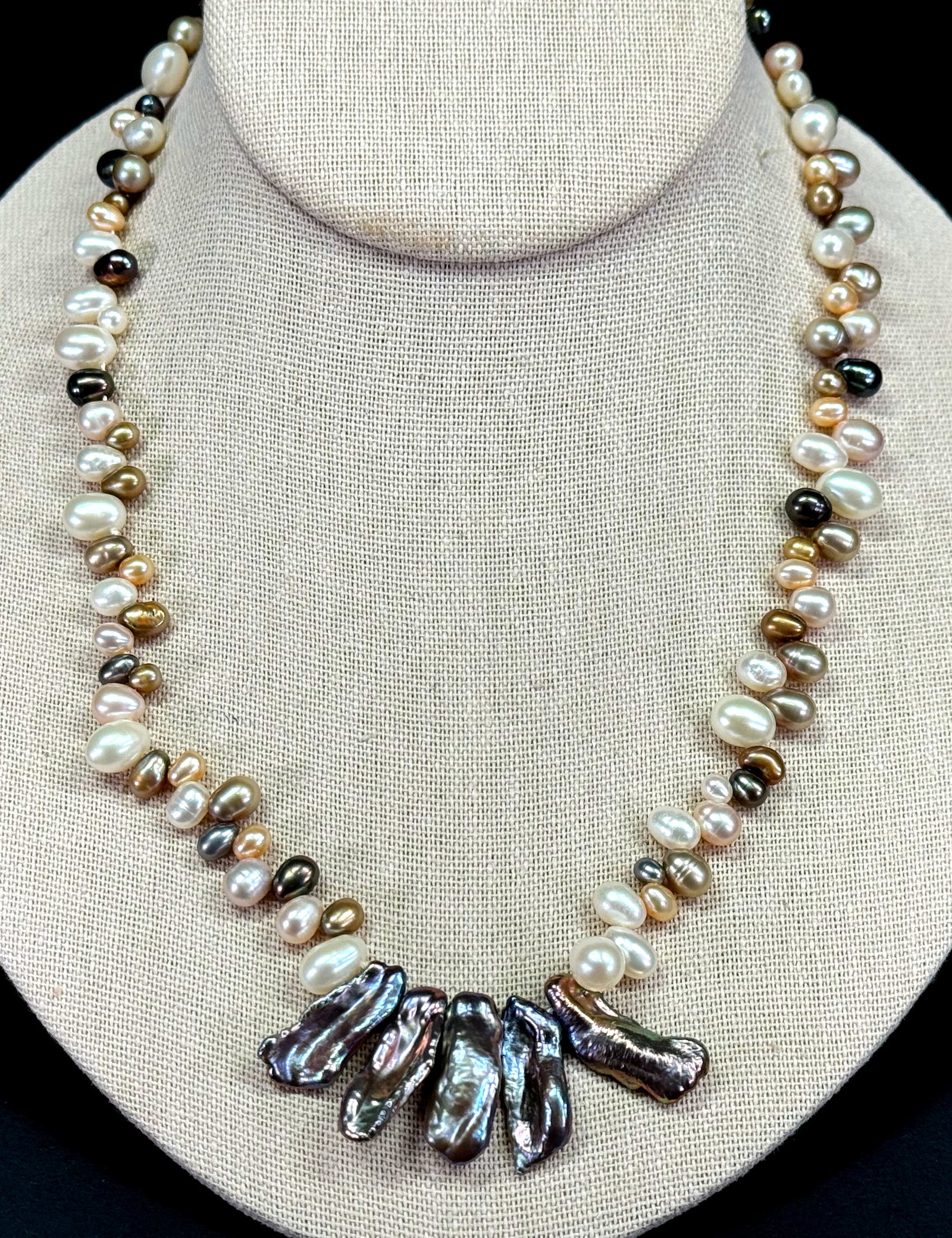 Vintage baroque pearls with dangles necklace. Sterling silver clasp, marked 925.: Vintage baroque pearls with dangles necklace. Sterling silver clasp, marked 925. For measures please refer to the pictures taken with a measuring tape. Weight: 33 Grams. This is a NO RESERVE AUCTION: 