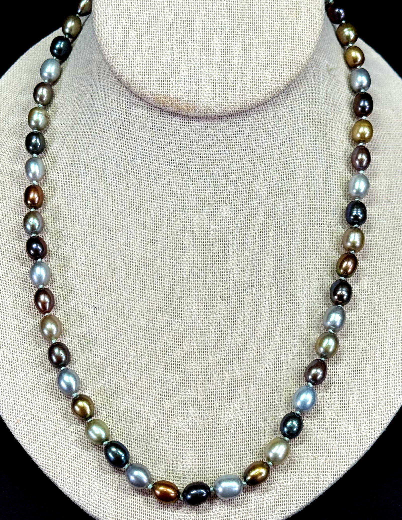 Vintage hand knotted in between baroque pearls necklace. Sterling silver clasp, marked 925.: Vintage hand knotted in between baroque pearls necklace. Sterling silver clasp, marked 925. For measures please refer to the pictures taken with a measuring tape. Weight: 30 Grams. This is a NO RESERV