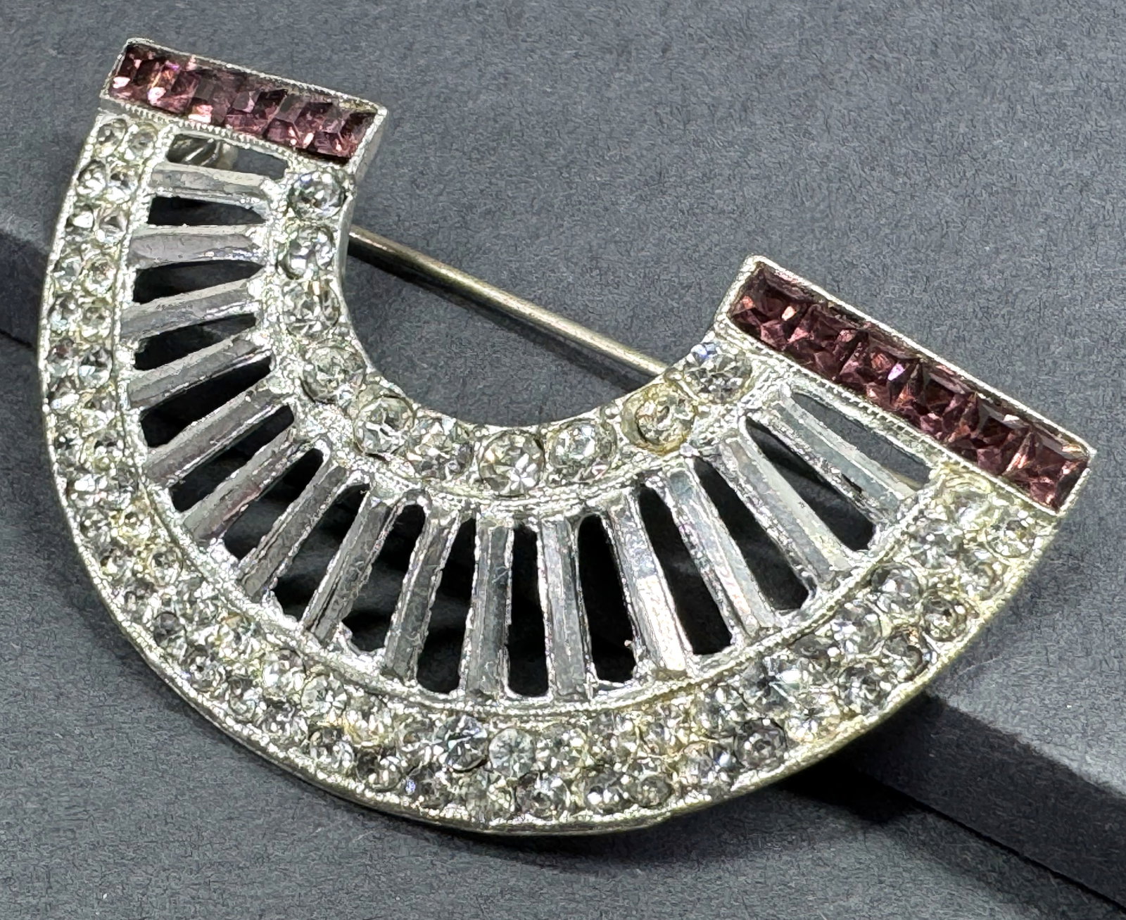 Antique art deco crystals openback stripes silvertone pot metal rainbow shape pin brooch: Antique art deco crystals openback stripes silvertone pot metal rainbow shape pin brooch . For measures please refer to the pictures taken with a measuring tape. Weight: 15 Grams. This is a NO RESERVE