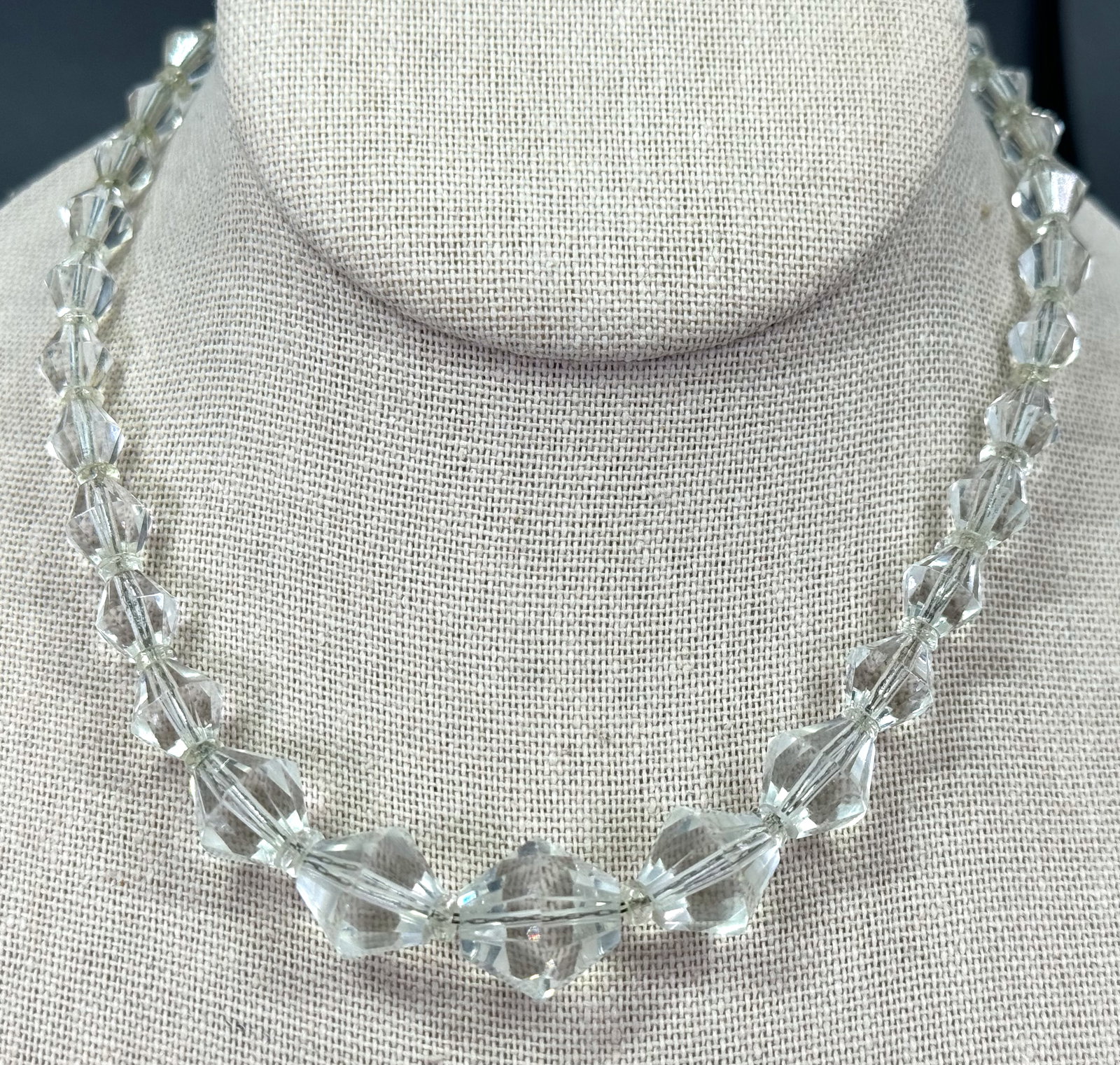 Antique art deco graduated faceted clear crystals collar necklace.: Antique art deco graduated faceted clear crystals collar necklace. Silvertone metal filigree flower clasp & chain string. Unmarked For measures please refer to the pictures taken with a measuring tape