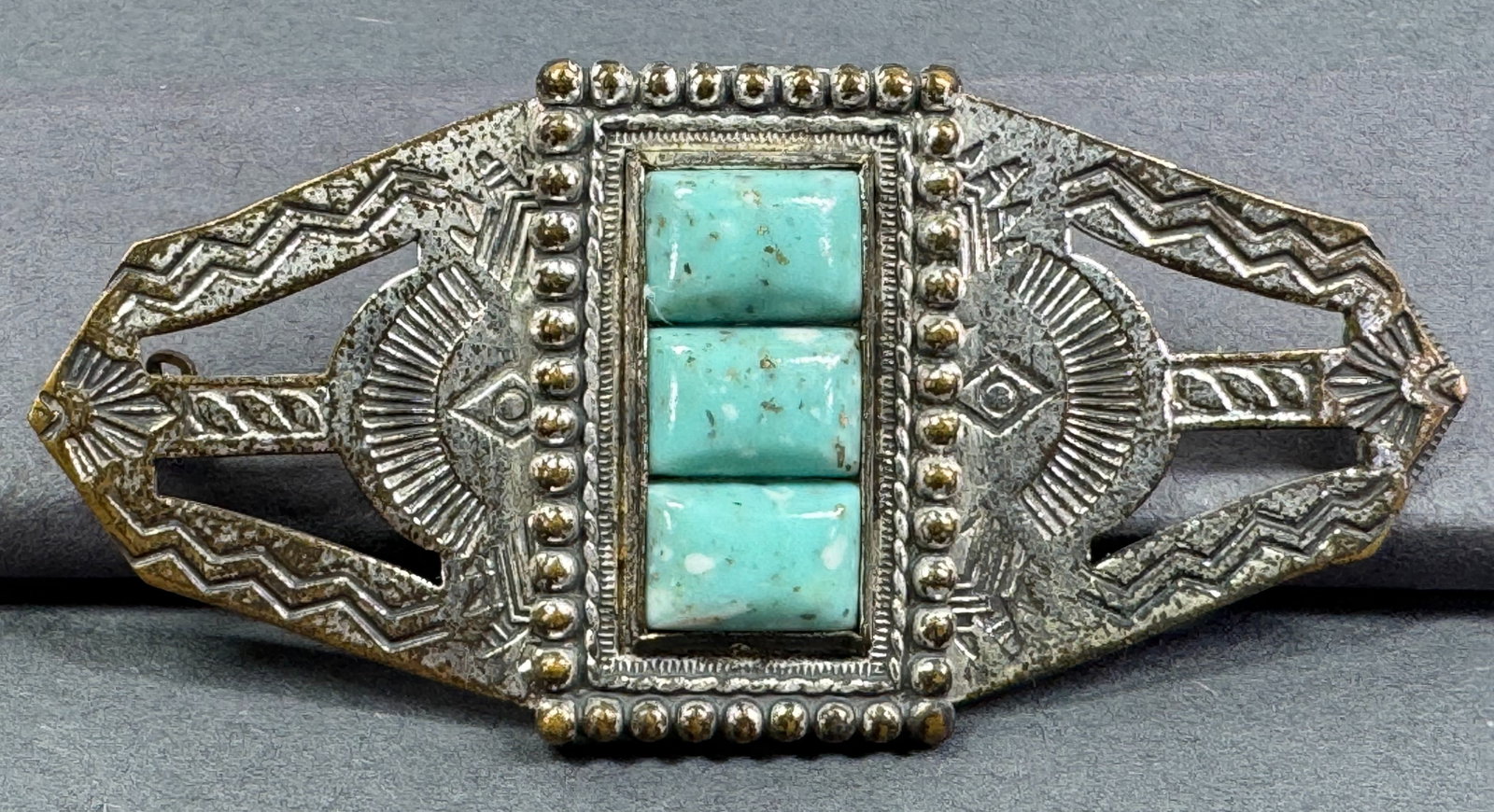 Vintage native american style marbled turquoise plastic cabs silvertone metal pin brooch.: Vintage native american style marbled turquoise plastic cabs silvertone metal pin brooch. Unmarked. For measures please refer to the pictures taken with a measuring tape. Weight: 19 Grams. This is a N