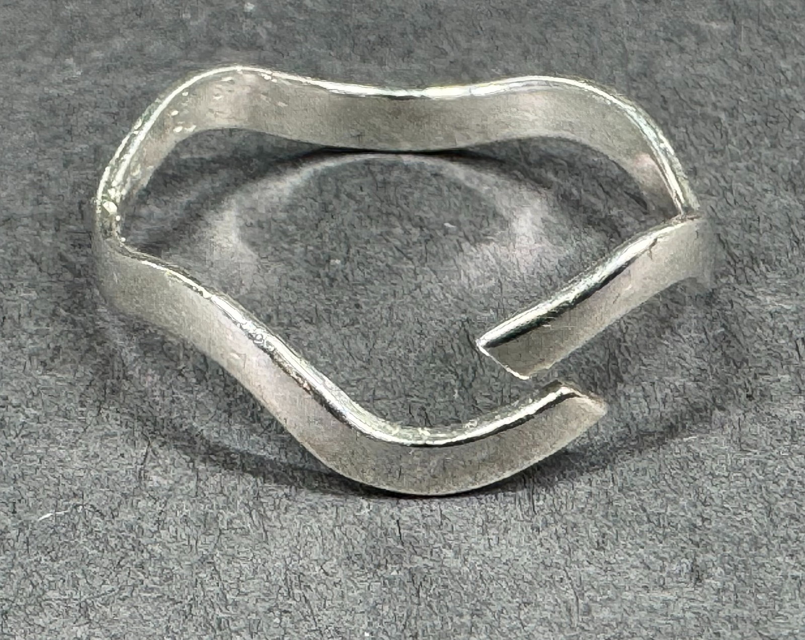 Native american LA sterling silver snake adjustable ring: Native American LA sterling silver snake adjustable ring Marked LA 925. For measures please refer to the pictures taken with a measuring tape. Size is around 8 (please refer to the picture taken with 