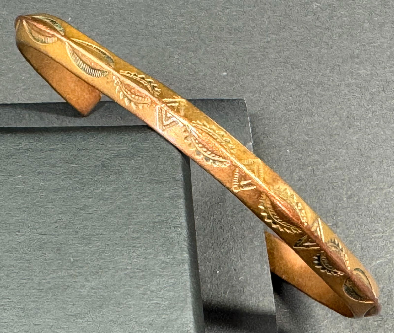 Vintage Navajo Carinated Copper Cuff Bracelet.: Vintage Navajo Carinated Copper Cuff Bracelet. Unmarked . For measures please refer to the pictures taken with a measuring tape. Weight: 11 Grams. This is a NO RESERVE AUCTION: there are no hidden or