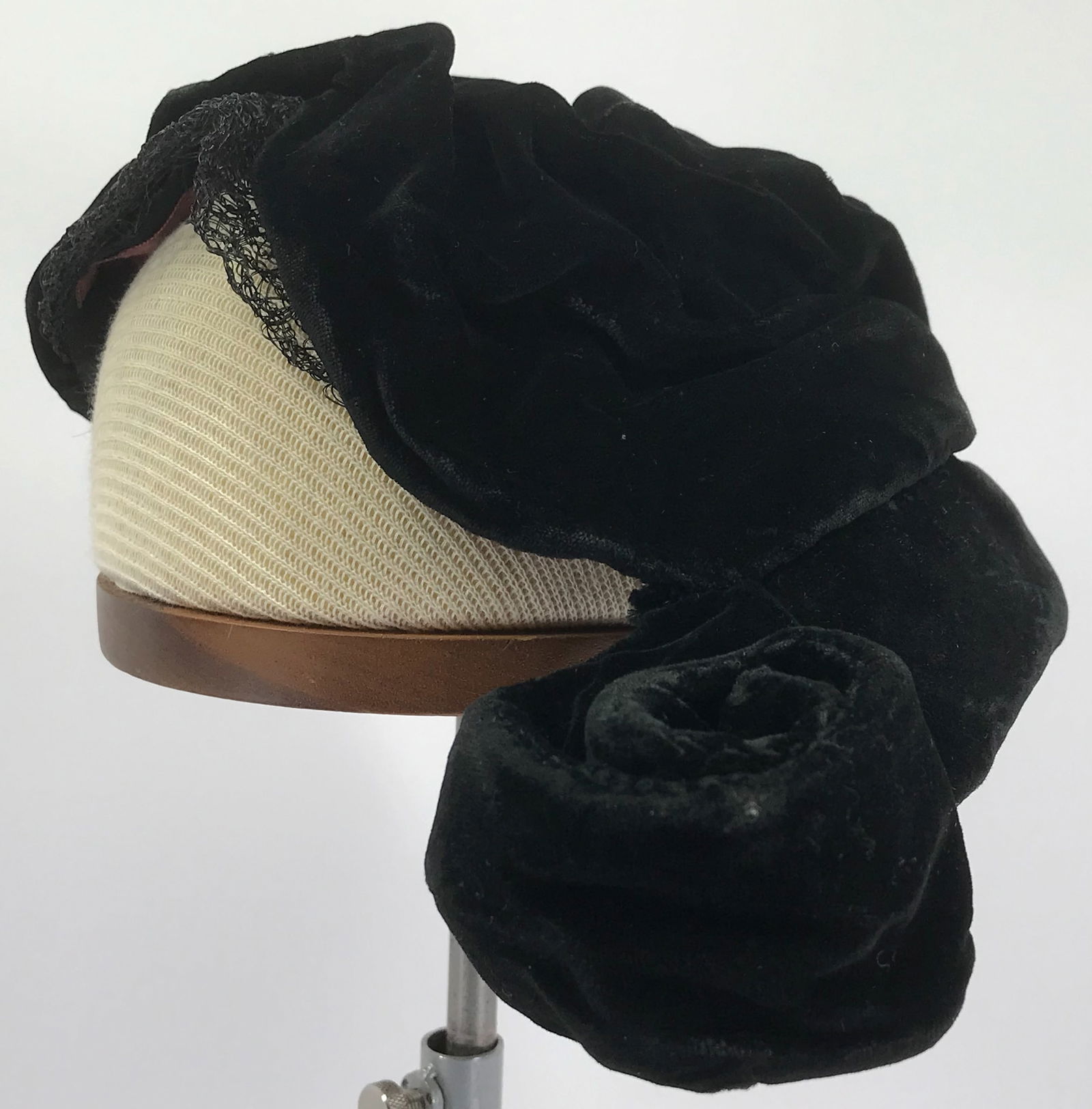 Vintage Jeanne Tete black velvet flower on side hat fascinator. Fabric Label. No size. For: Vintage Jeanne Tete black velvet flower on side hat fascinator. Fabric Label. No size. For measures please refer to the picture taken with a measuring tape. This is a NO RESERVE AUCTION: there are no