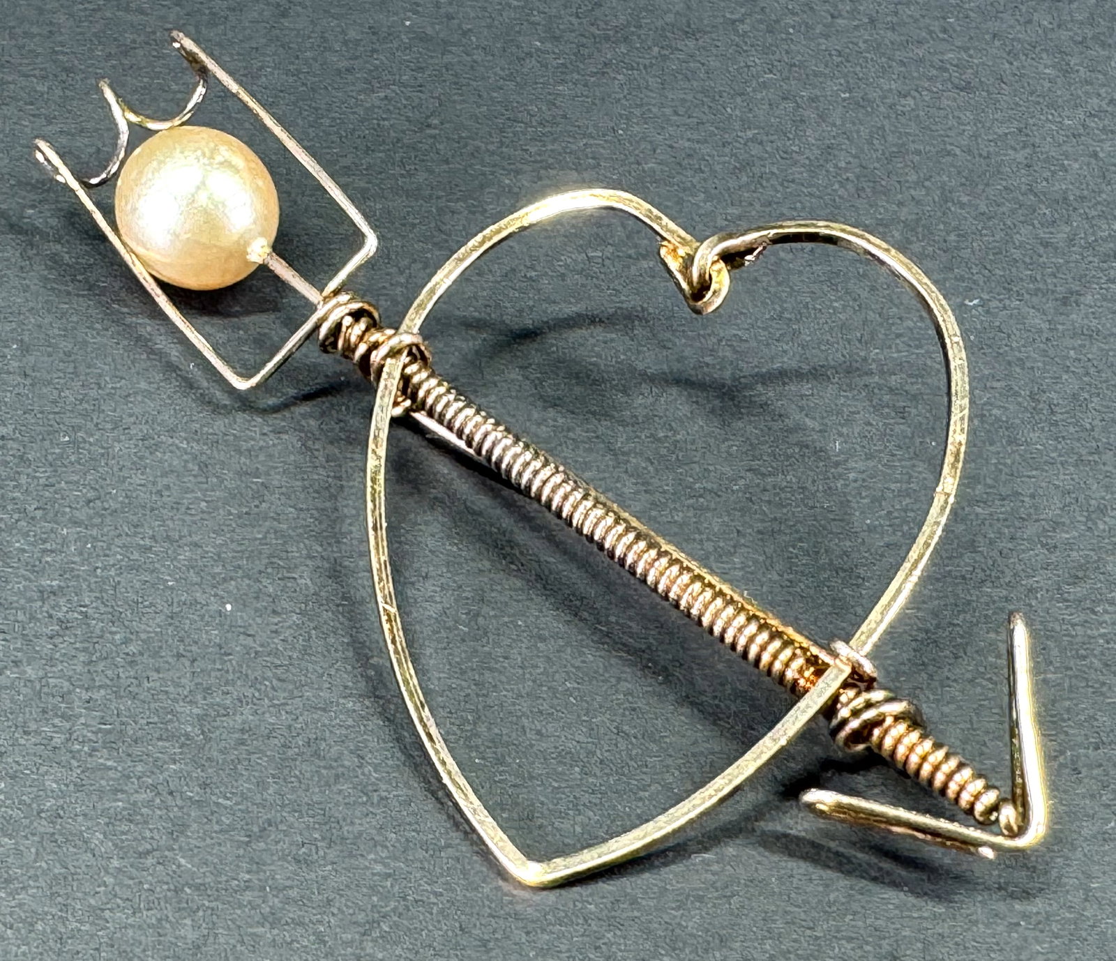 Vintage sweetheart heart across an arrow gold-filled wire faux pearl pin brooch.: Vintage sweetheart heart across an arrow gold-filled wire faux pearl pin brooch. For measures please refer to the pictures taken with a measuring tape. Weight: 5 Grams. This is a NO RESERVE AUCTION: t