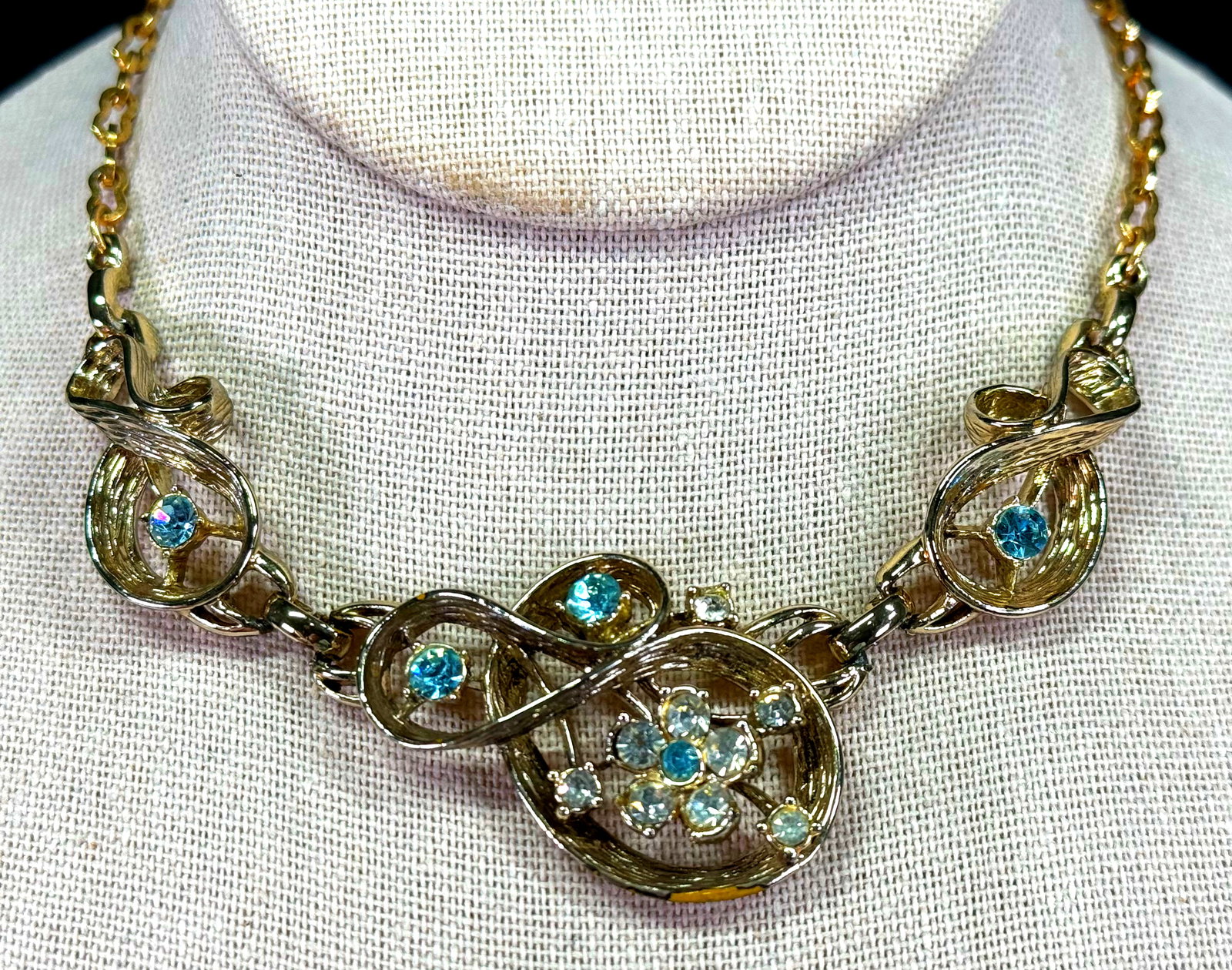 Vintage Trifari Philippe style aqua & clear crystals goldtone metal flower choker necklace.: Vintage Trifari Philippe style aqua & clear crystals goldtone metal flower choker necklace. Unmarked. For measures please refer to the pictures taken with a measuring tape. Weight: 27 Grams. This is a
