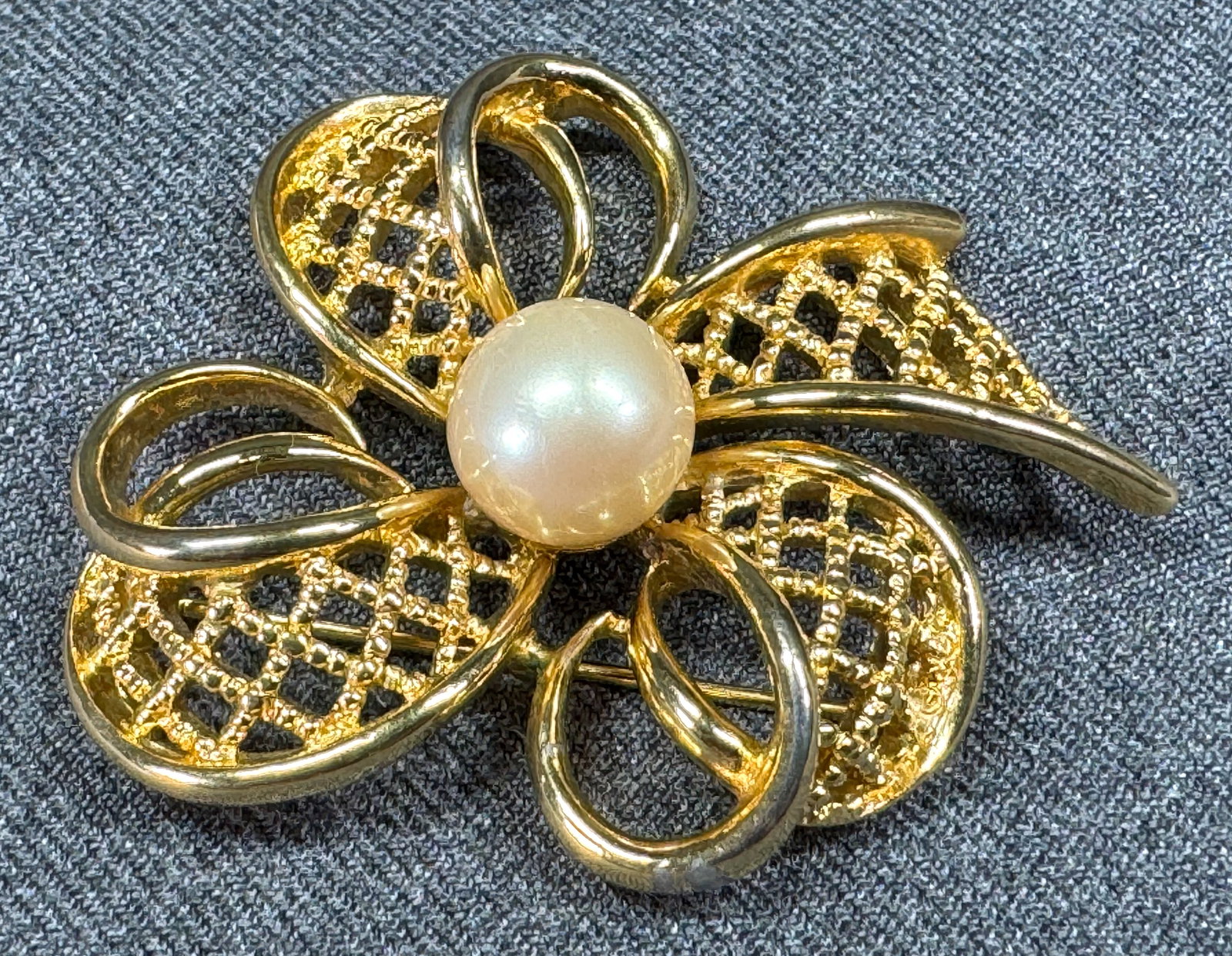 Vintage Trifari faux pearl filigree goldtone metal flower pin brooch.: Vintage Trifari faux pearl filigree goldtone metal flower pin brooch. Marked. For measures please refer to the pictures taken with a measuring tape. Weight: 19 Grams. This is a NO RESERVE AUCTION: the