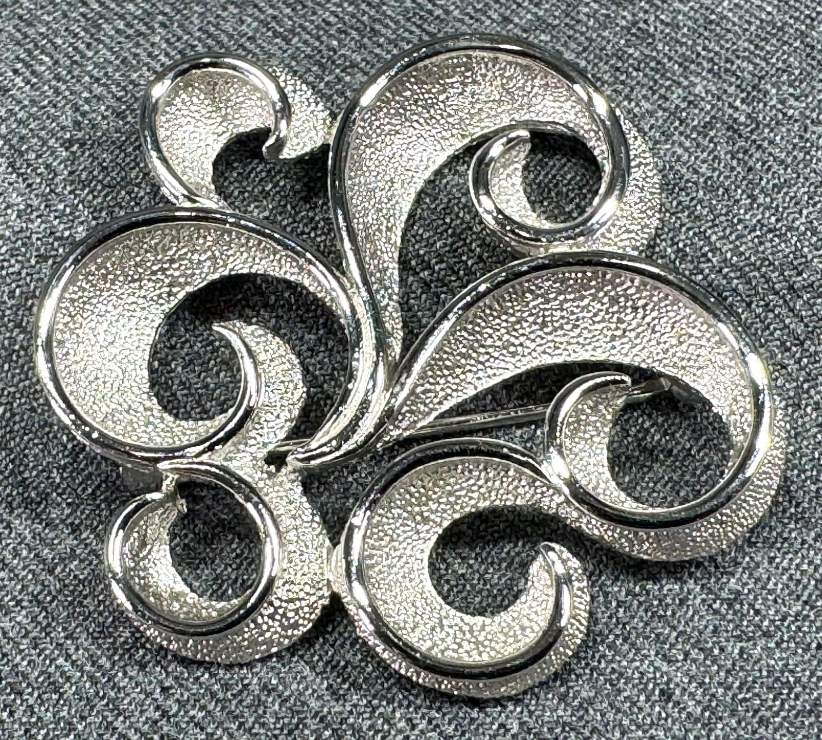 Vintage Crown Trifari Modern textured silvertone metal pin brooch.: Vintage Crown Trifari Modern textured silvertone metal pin brooch. Marked. For measures please refer to the pictures taken with a measuring tape. Weight: 17 Grams. This is a NO RESERVE AUCTION: there 