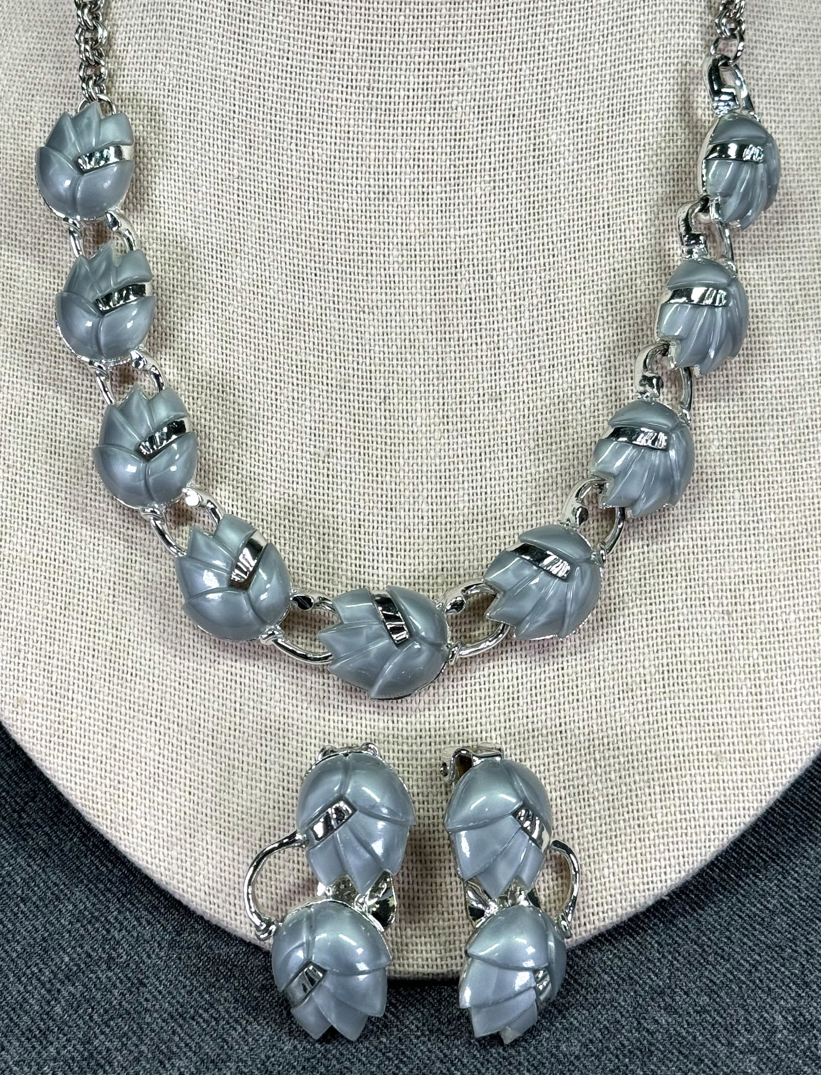 Vintage gray thermoset plastic & silvertone metal collar necklace & bracelet.: Vintage gray thermoset plastic & silvertone metal collar necklace & bracelet. Unmarked. For measures please refer to the pictures taken with a measuring tape. Weight: 50Grams. This is a NO RESERVE AUC