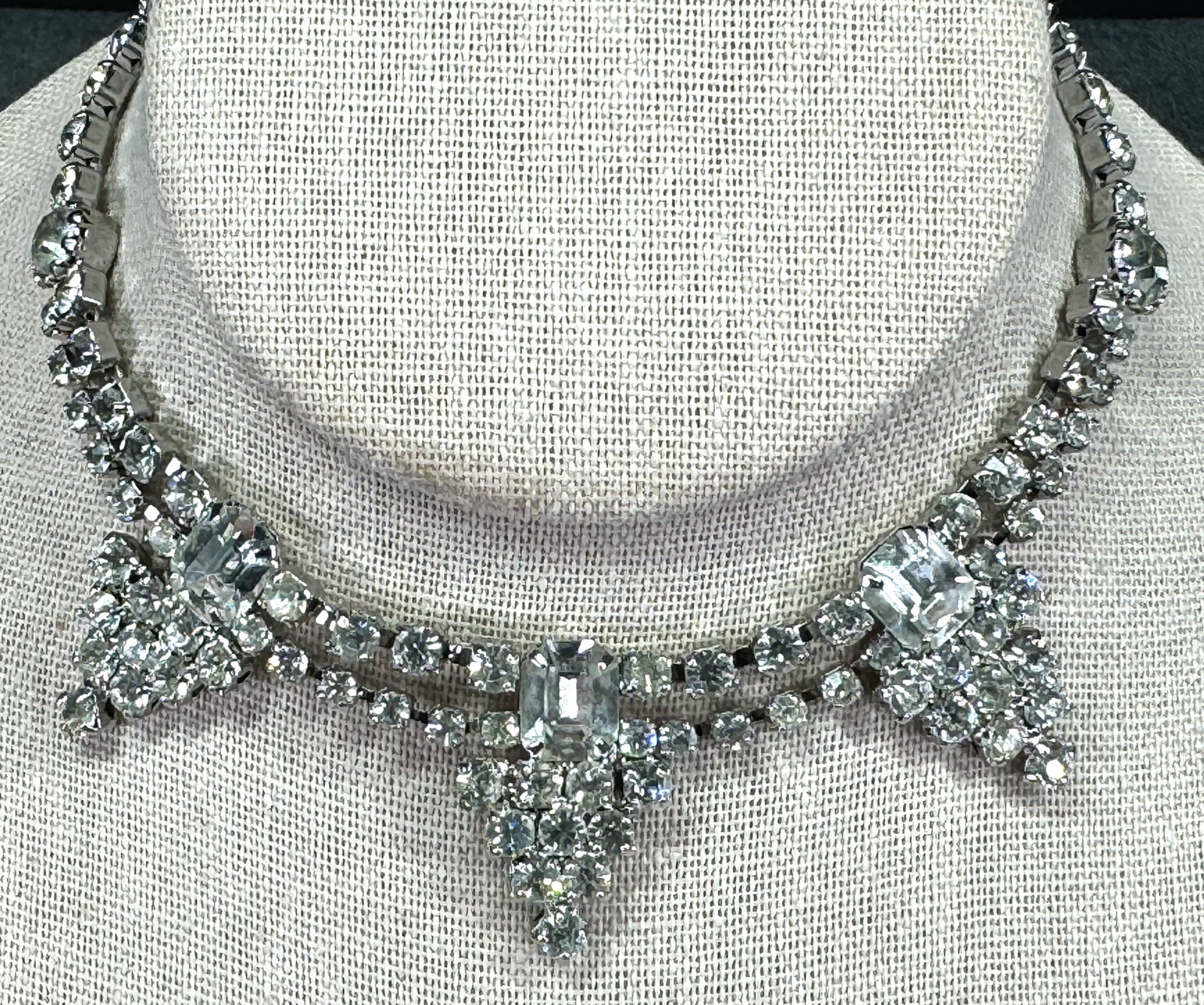 Vintage sparking clear crystals silvertone metal choker necklace.: Vintage sparking clear crystals silvertone metal choker necklace. Unmarked . For measures please refer to the pictures taken with a measuring tape. Weight: 28 Grams. This is a NO RESERVE AUCTION: ther