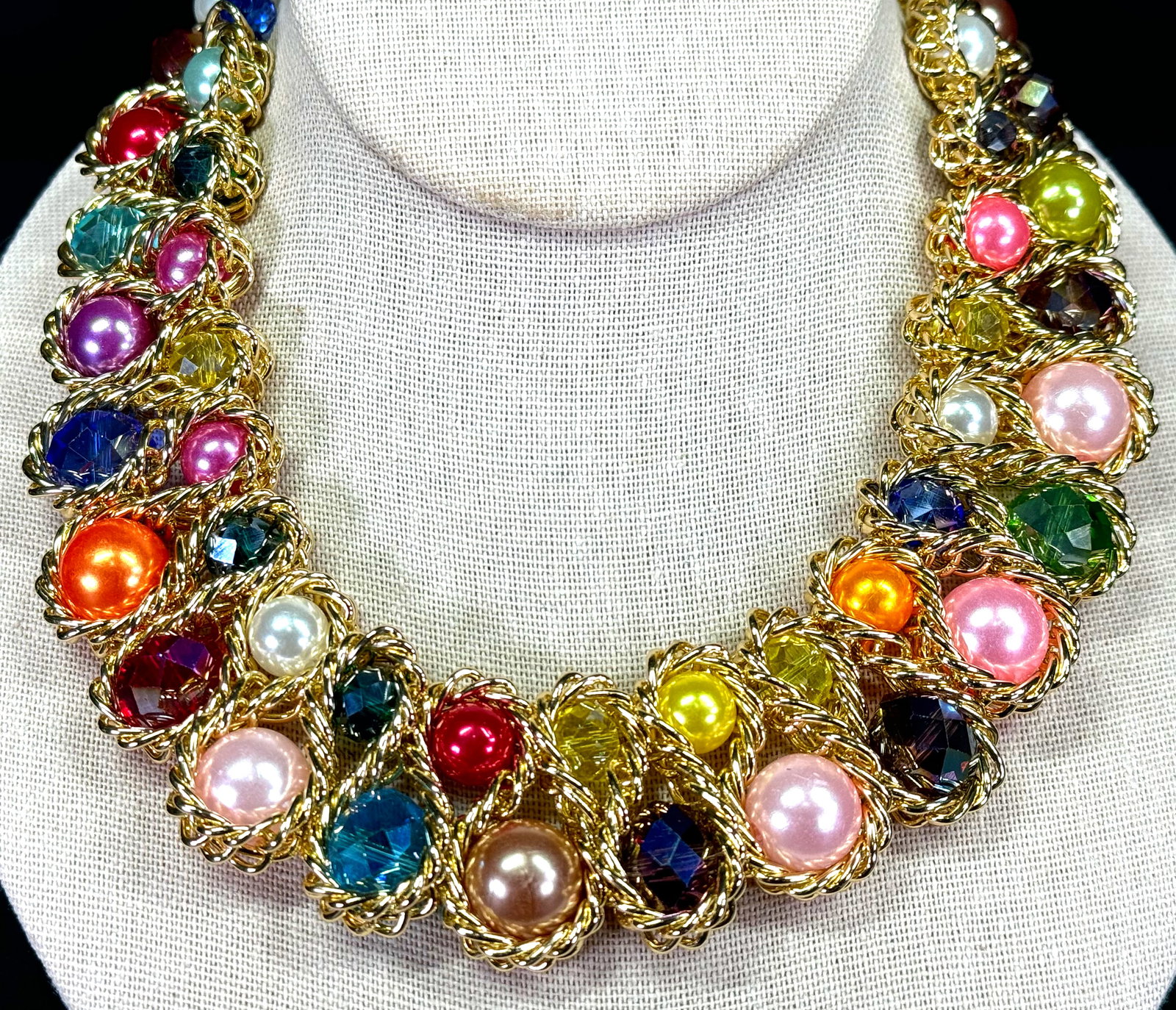 Color pearly & faceted crystals woven goldtone metal bib collar necklace.: Color pearly & faceted crystals woven goldtone metal bib collar necklace. Unmarked. For measures please refer to the pictures taken with a measuring tape. Weight:100 Grams. This is a NO RESERVE AUCTIO
