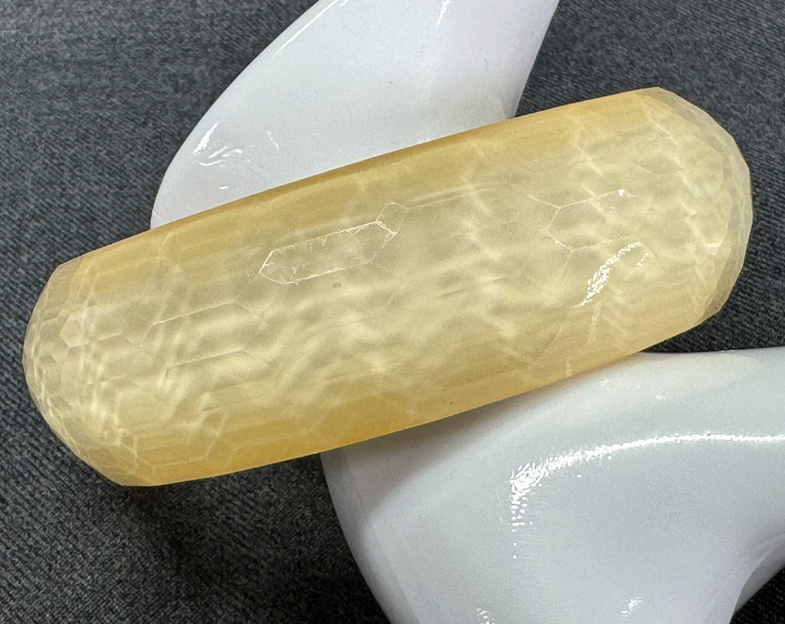 Vintage faceted clear & creamy lucite bracelet bangle.: Vintage faceted clear & creamy lucite bracelet bangle. For measures please refer to the pictures taken with a measuring tape. Weight: 40 Grams. This is a NO RESERVE AUCTION: there are no hidden or con