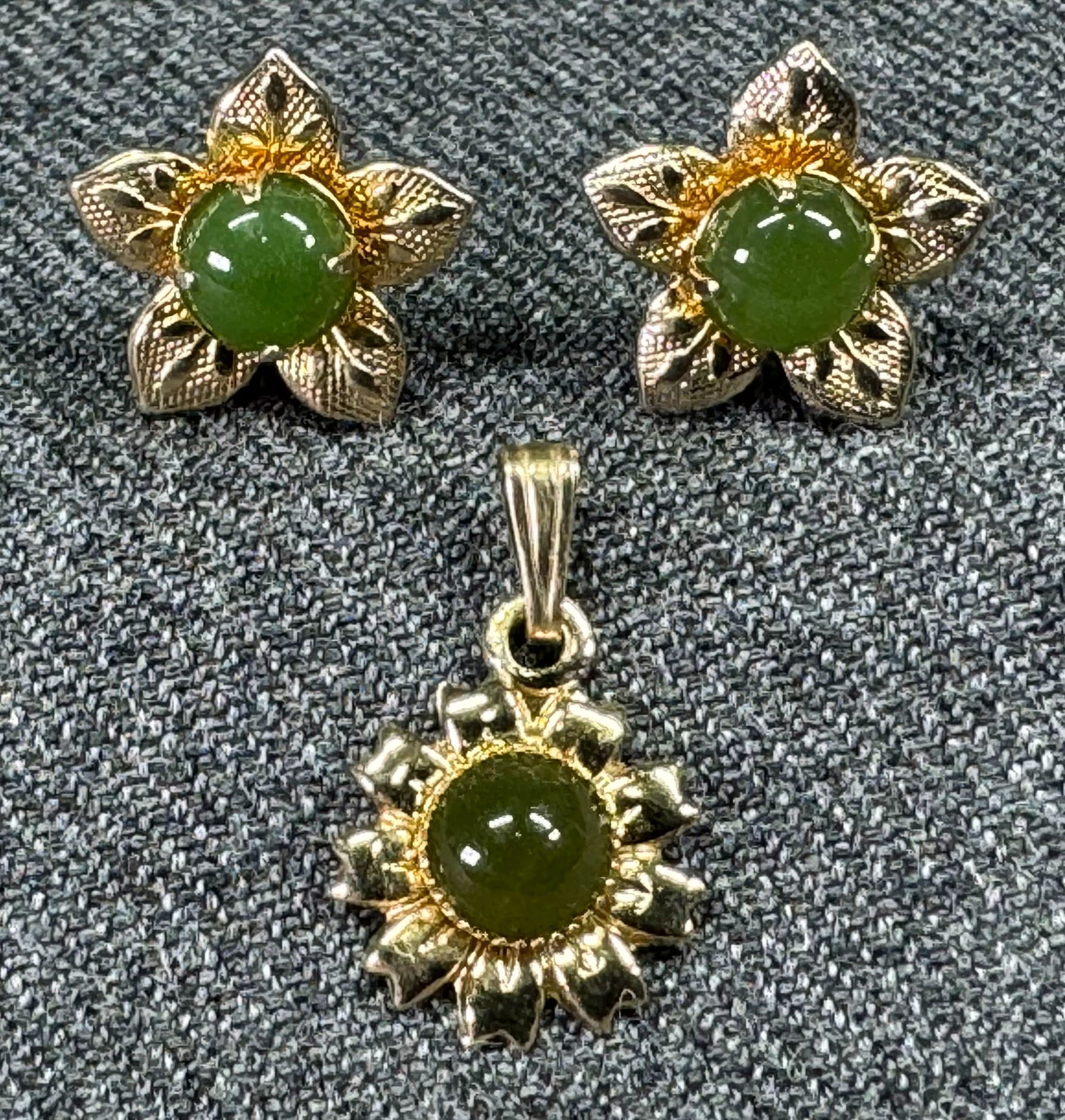 Vintage assorted jade gold-filled pendant  and stud earrings. Lot of 2. (1 of 7)