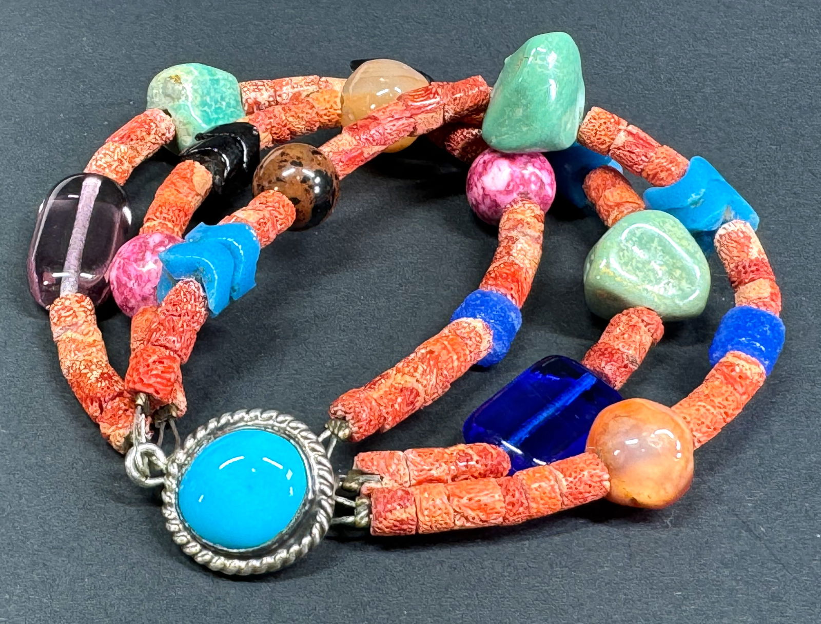 Vintage Southwestern style dyed orange coral sponge, glass & stones bracelet. (1 of 11)
