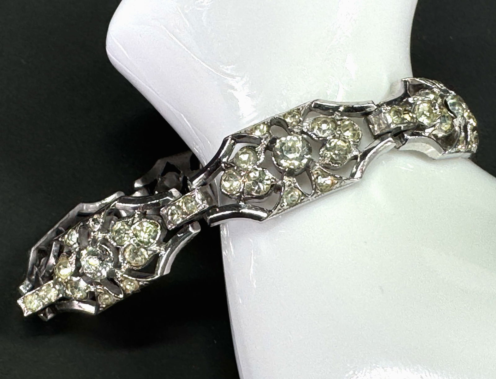 Vintage art deco clear crystals silvertone metal bracelet. (1 of 9)