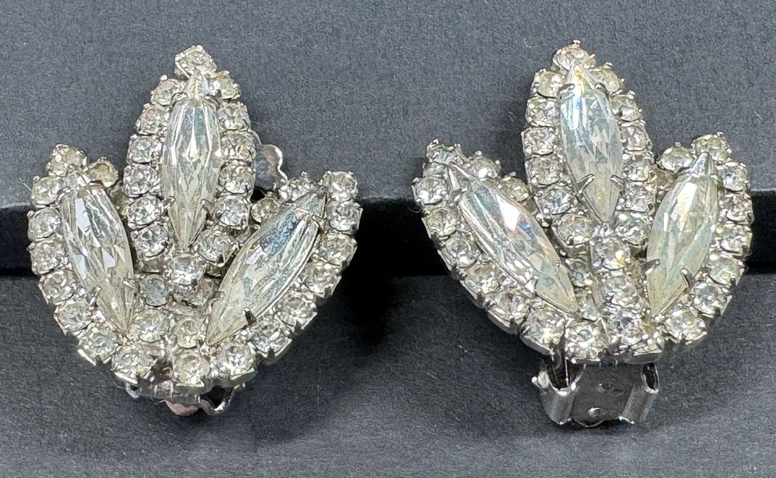 Vintage Weiss clear crystals silvertone metal clip earrings (1 of 6)