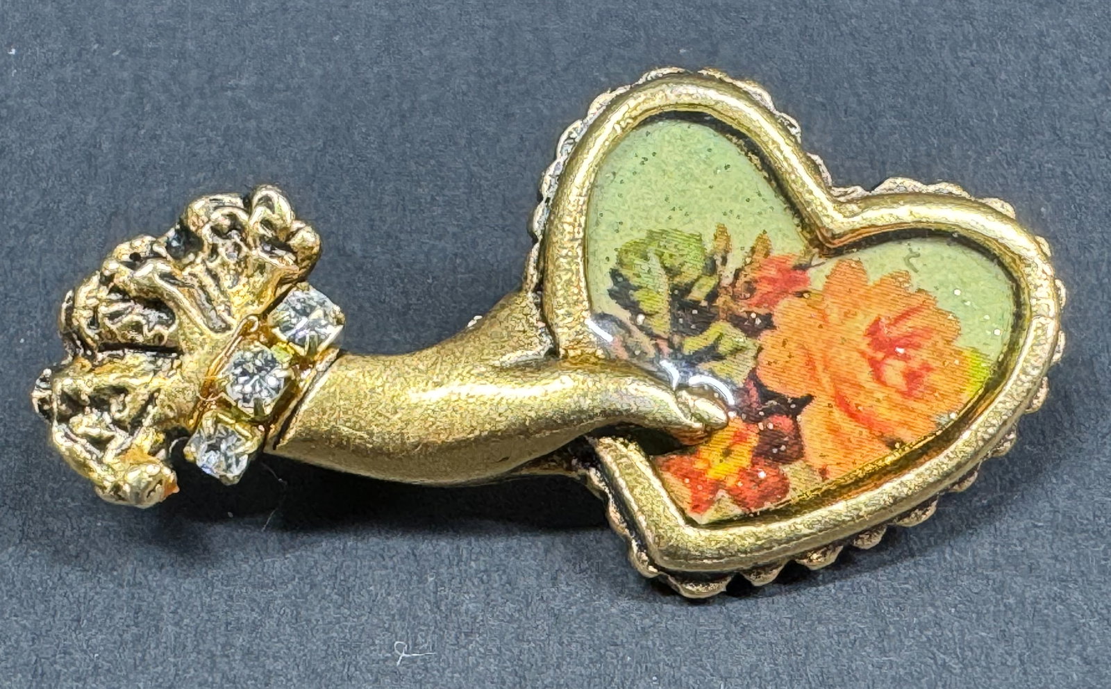 John Wind Maximal Art Victorian Style Rose Flower Heart Goldtone Pin Brooch.: John Wind Maximal Art Victorian Style Rose Flower Heart Goldtone Pin Brooch. Marked. For measures please refer to the pictures taken with a measuring tape. Weight: 6 Grams. This is a NO RESERVE AUCTIO