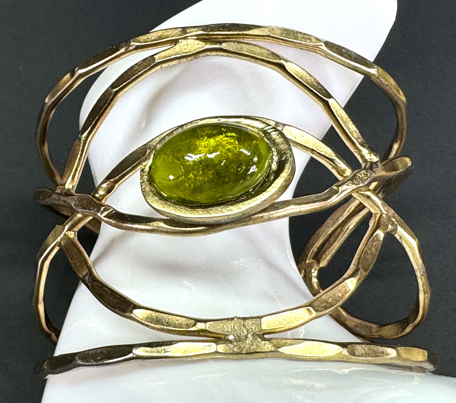 Vintage boho green glass hammered goldtone metal cuff bracelet. (1 of 9)