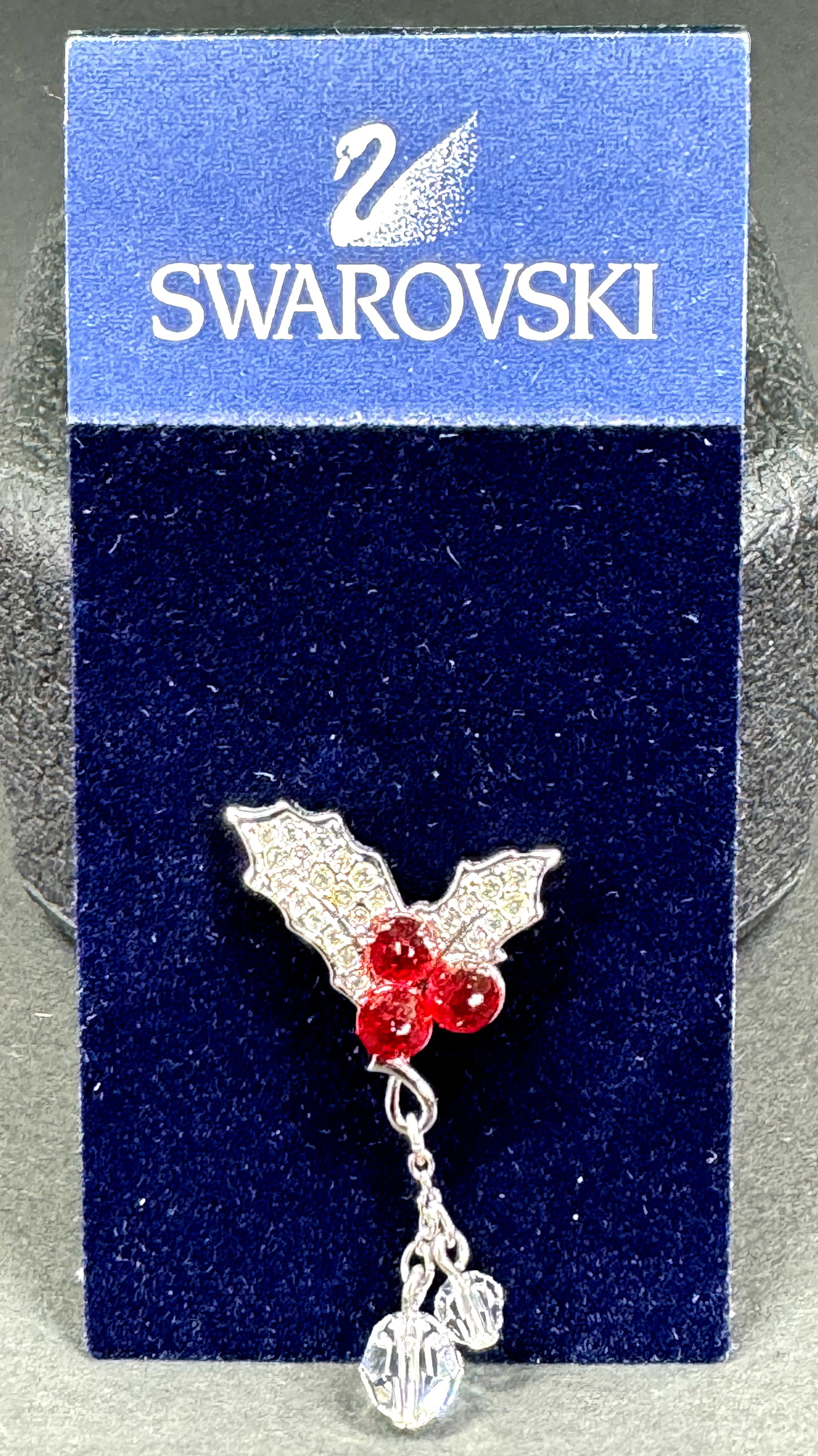 Swarovski Holly Berries Crystal Pin Tie Tack with Dangles unused in card.: Swarovski Holly Berries Crystal Pin Tie Tack with Dangles unused in card. Marked. For measures please refer to the pictures taken with a measuring tape. Weight: 5 Grams. This is a NO RESERVE AUCTION: 