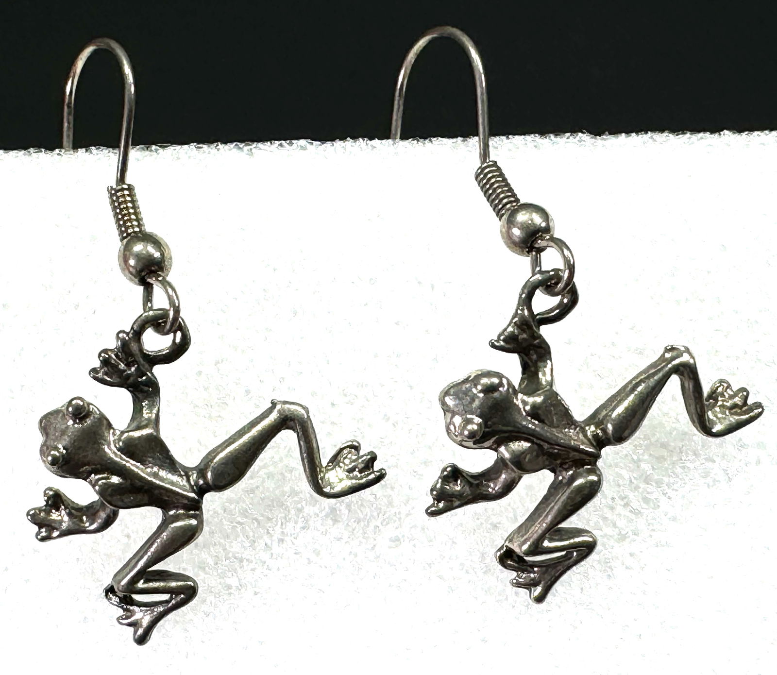 Vintage sterling silver frog dangles hook earrings. (1 of 6)