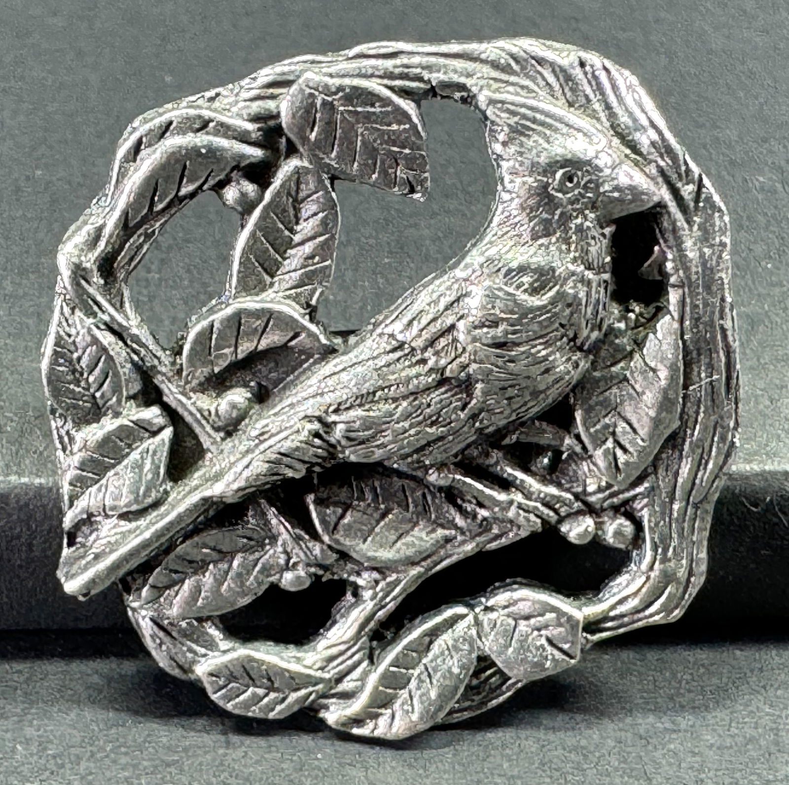 Vintage Birds & Blooms Limited Edition 1999 Pewter Cardinal Pin Brooch.: Vintage Birds & Blooms Limited Edition 1999 Pewter Cardinal Pin Brooch. Marked . For measures please refer to the pictures taken with a measuring tape. Weight: 10 Grams. This is a NO RESERVE AUCTION: