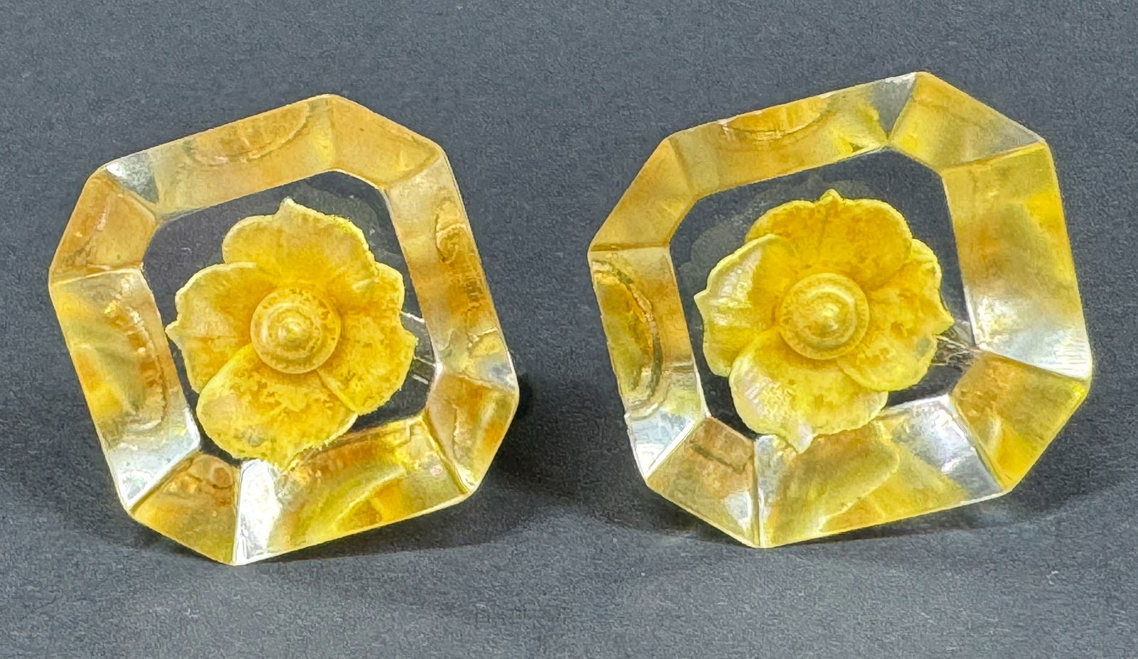 Vintage reverse carved & painted yellow flower clear lucite silvertone screw back earrings. (1 of 5)