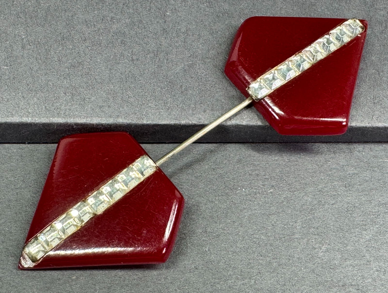 Vintage vauxhall glass burgundy bakelite jabot pin.: Vintage vauxhall glass burgundy bakelite jabot pin. Tested. Unmarked . For measures please refer to the pictures taken with a measuring tape. Weight: 9 Grams. This is a NO RESERVE AUCTION: there are n