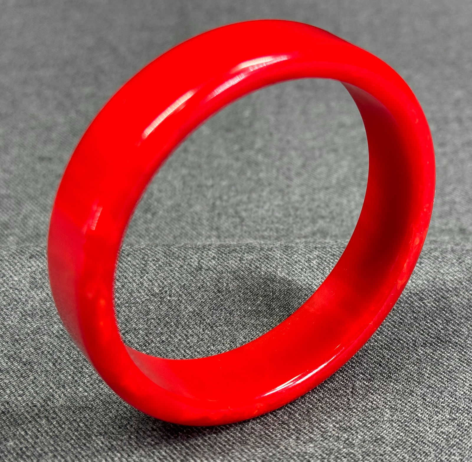 Vintage marbled red bakelite bracelet bangle. (1 of 5)