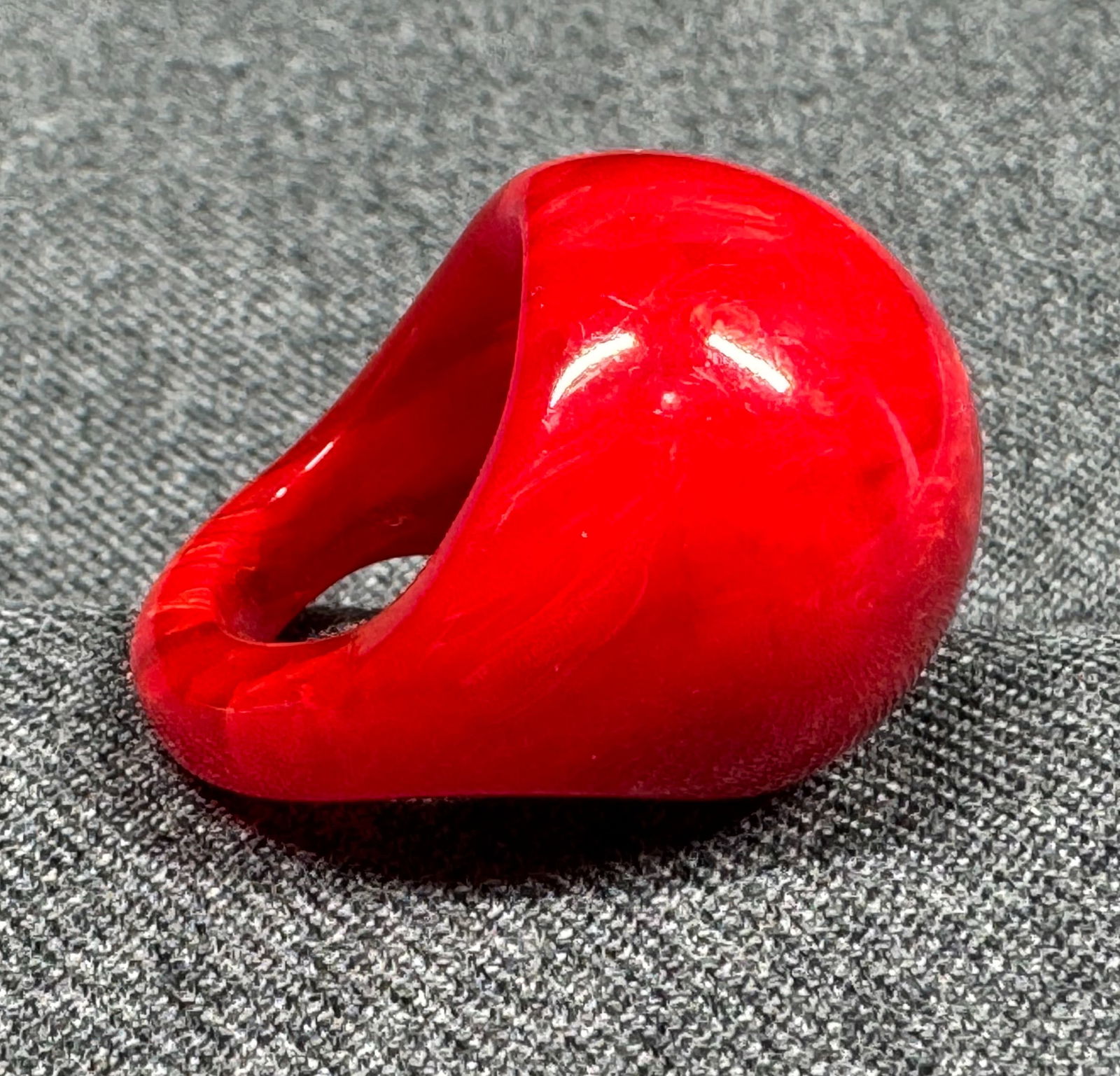 Vintage marbled red bakelite dome ring. (1 of 8)