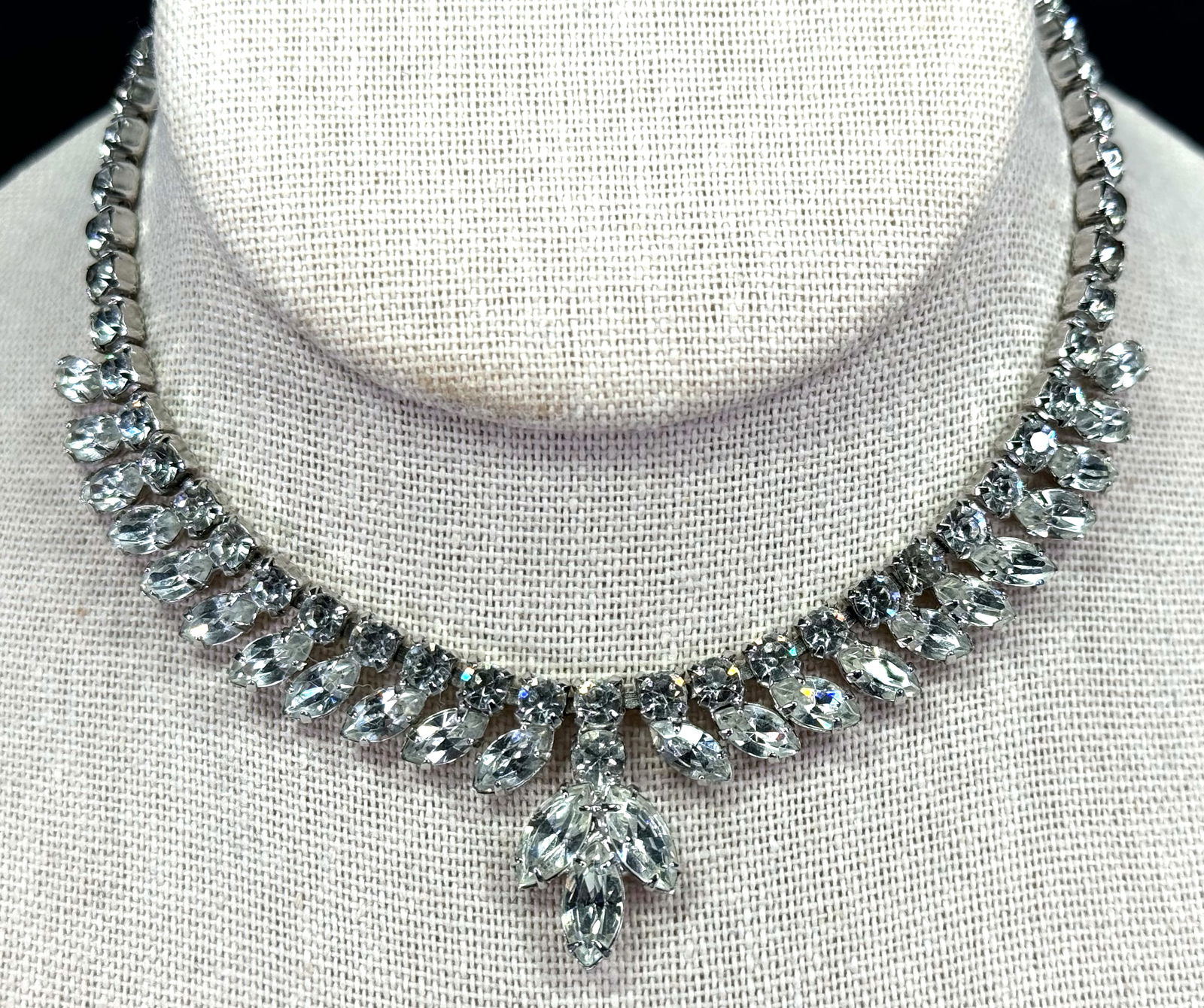 Vintage Juliana style clear crystals silvertone metal collar necklace.: Vintage Juliana style clear crystals silvertone metal collar necklace. Unmarked. For measures please refer to the pictures taken with a measuring tape. Weight: 25 Grams. This is a NO RESERVE AUCTION: