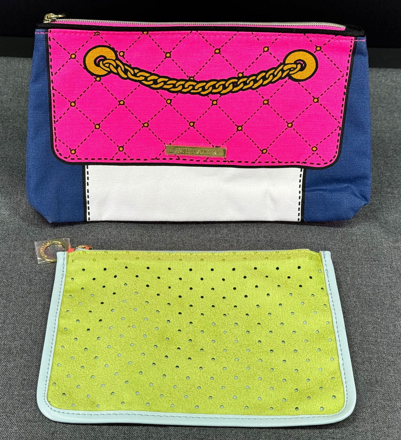 Estee Lauder cosmetic bags. Lot of 2.: Estee Lauder cosmetic bags. Lot of 2. Unused. For measures please refer to the pictures taken with a measuring tape. Weight: 120 Grams. This is a NO RESERVE AUCTION: there are no hidden or confidentia