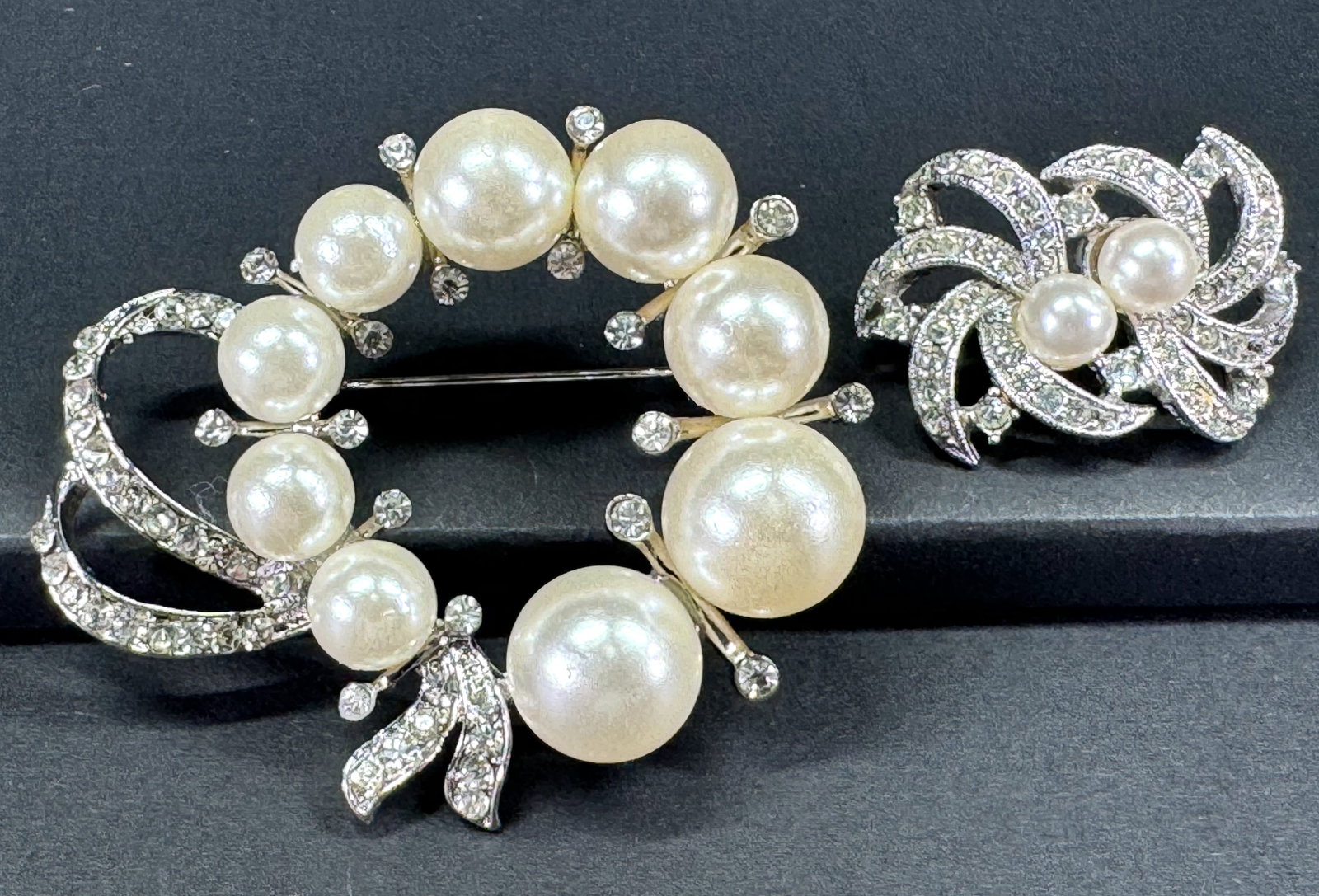 Vintage faux pearls & clear rhinestones pin brooch and scarf clip.: Vintage faux pearls & clear rhinestones pin brooch and scarf clip.The brooch is unmarked and the clip has an unreadable mark and Pat Pend. For measures please refer to the pictures taken with a measur