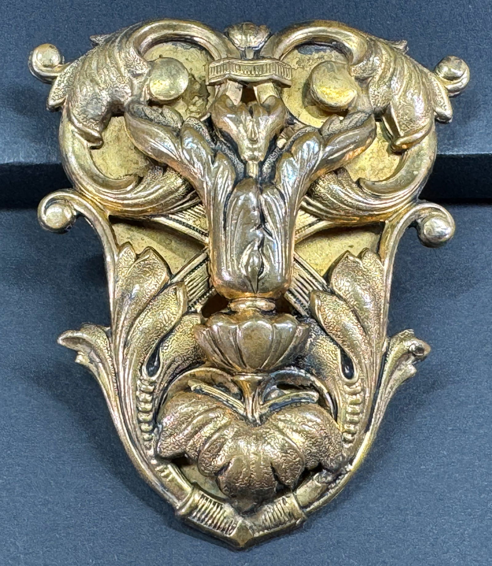 Antique marked with an R early Coro ? flowers & leaves goldtone metal dress clip brooch: Antique marked with an R early Coro ? flowers & leaves goldtone metal dress clip brooch. For measures please refer to the pictures taken with a measuring tape. Weight: 32 Grams. This is a NO RESERVE A