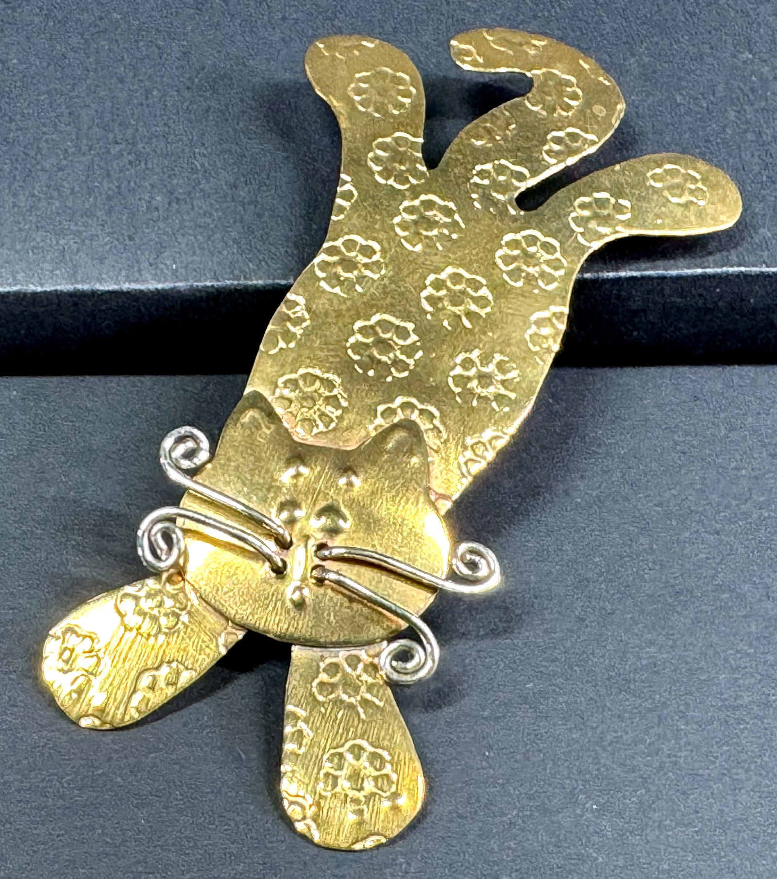 Vintage artsy bronze cat kitten pin brooch. (1 of 7)