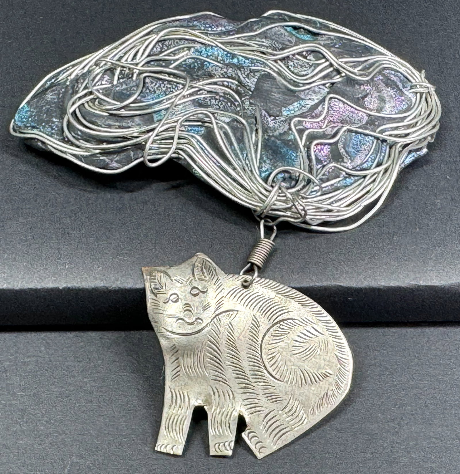 Vintage artsy wired polymer clay silvertone metal cat kitten dangle pin brooch.: Vintage artsy wired polymer clay silvertone metal cat kitten dangle pin brooch. Unmarked . For measures please refer to the pictures taken with a measuring tape. Weight: 12 Grams. This is a NO RESERVE