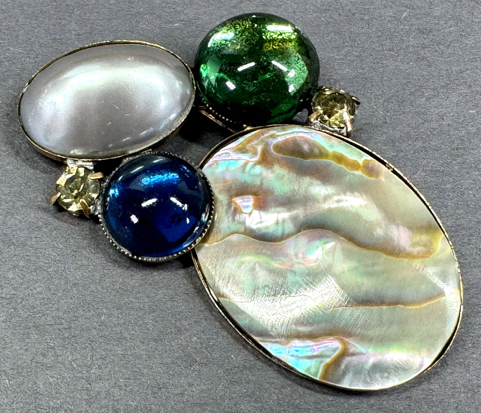 Vintage 80s abalone, mirror glass & pearly cabs and rhinestones metal pin brooch.: Vintage 80s abalone, mirror glass & pearly cabs and clear rhinestones goldtone metal pin brooch. For measures please refer to the pictures taken with a measuring tape. Weight: 17 Grams. This is a NO R