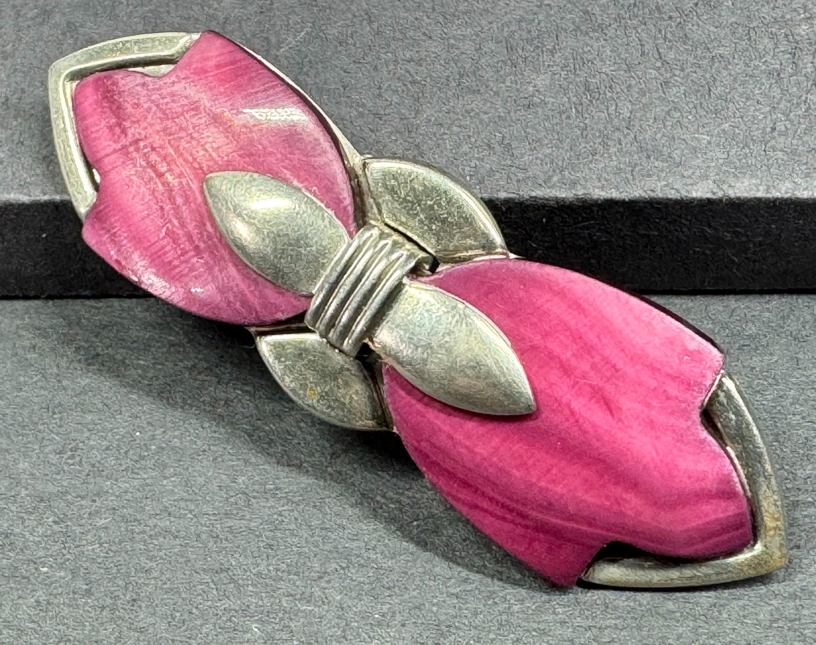 Antique art deco Bengel style galalith silvertone metal bow shaped pin brooch.: Antique art deco Bengel style galalith silvertone metal bow shaped pin brooch. Unmarked. For measures please refer to the pictures taken with a measuring tape. Weight: 6 Grams. Galalith (milk stone) i