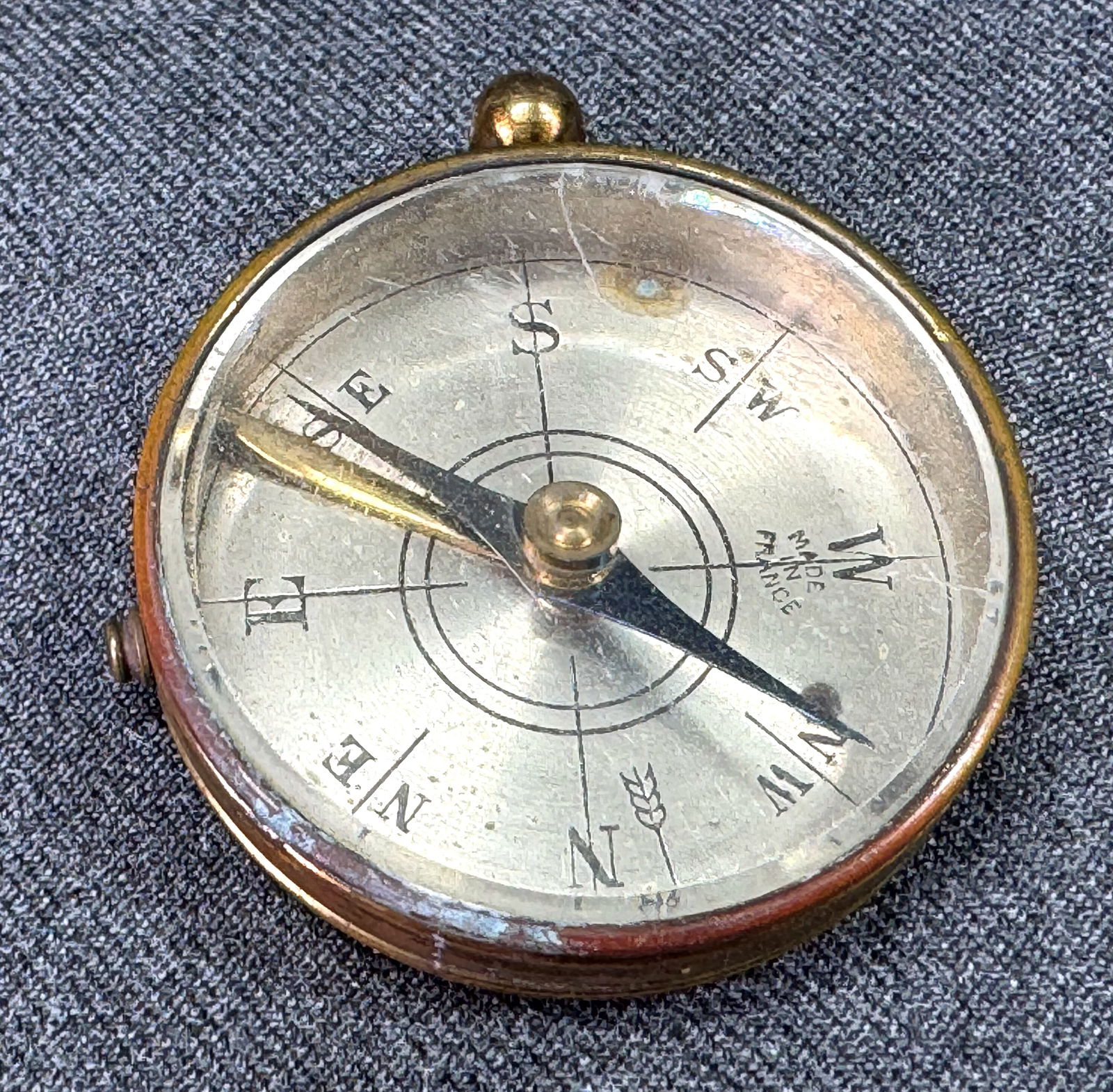 Vintage French hand compass with locking button working properly. (1 of 16)