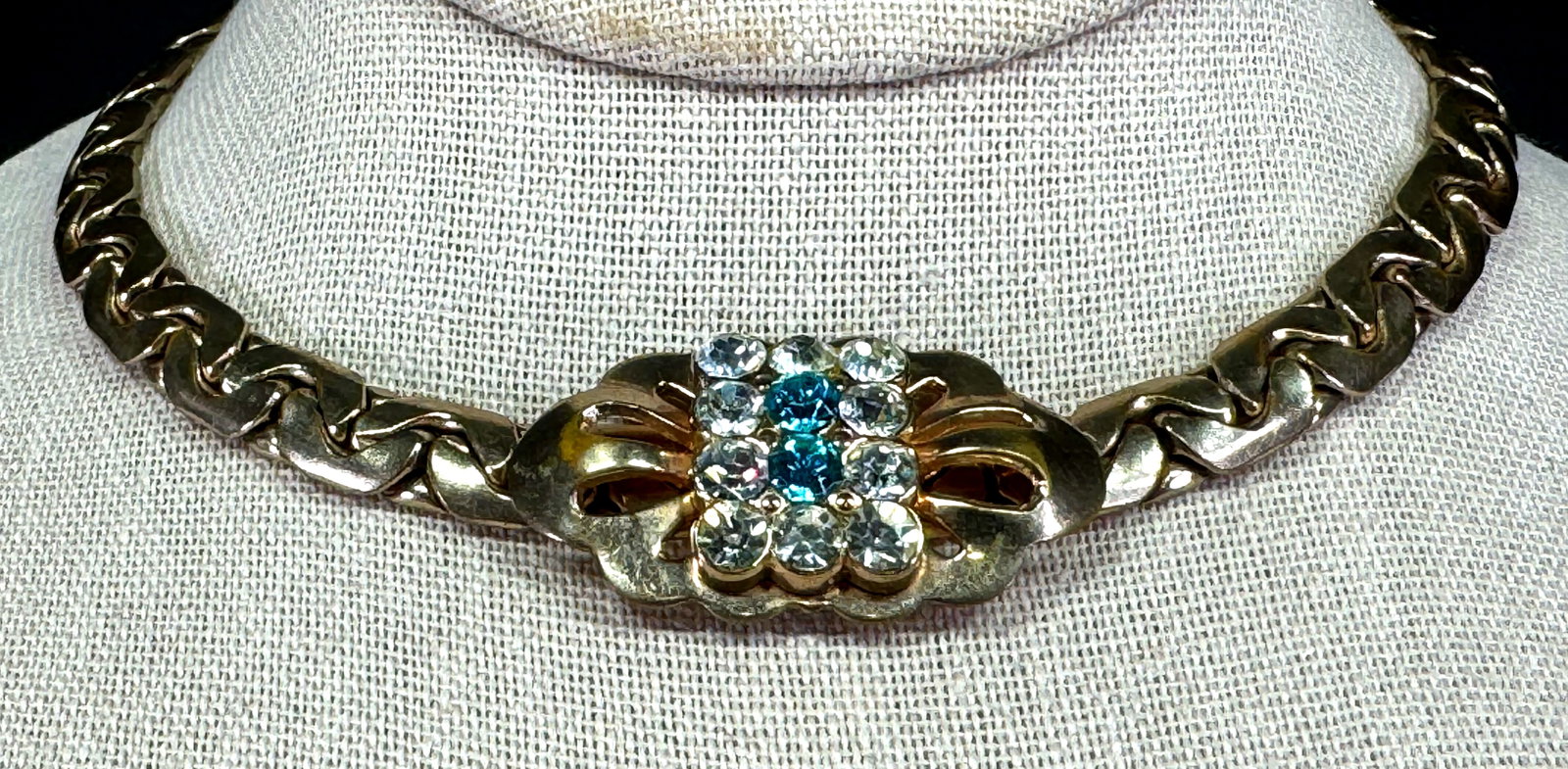 Vintage Kafin New York style clear & aqua crystals goldtone metal medallion chain choker necklace.: Vintage Kafin New York style clear & aqua crystals goldtone metal medallion chain choker necklace. Unmarked. For measures please refer to the pictures taken with a measuring tape. Weight: 60 Grams . T