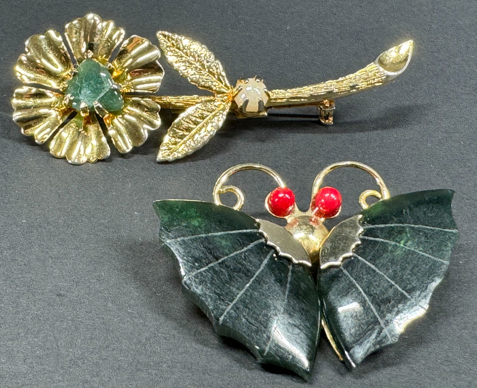 Vintage green Jade goldtone metal butterfly & spinning flower pin brooches .: Vintage green Jade goldtone metal butterfly & spinning flower pin brooches . Unmarked. Butterfly has red glass eyes and the flower a pearly bead. For measures please refer to the pictures taken with a
