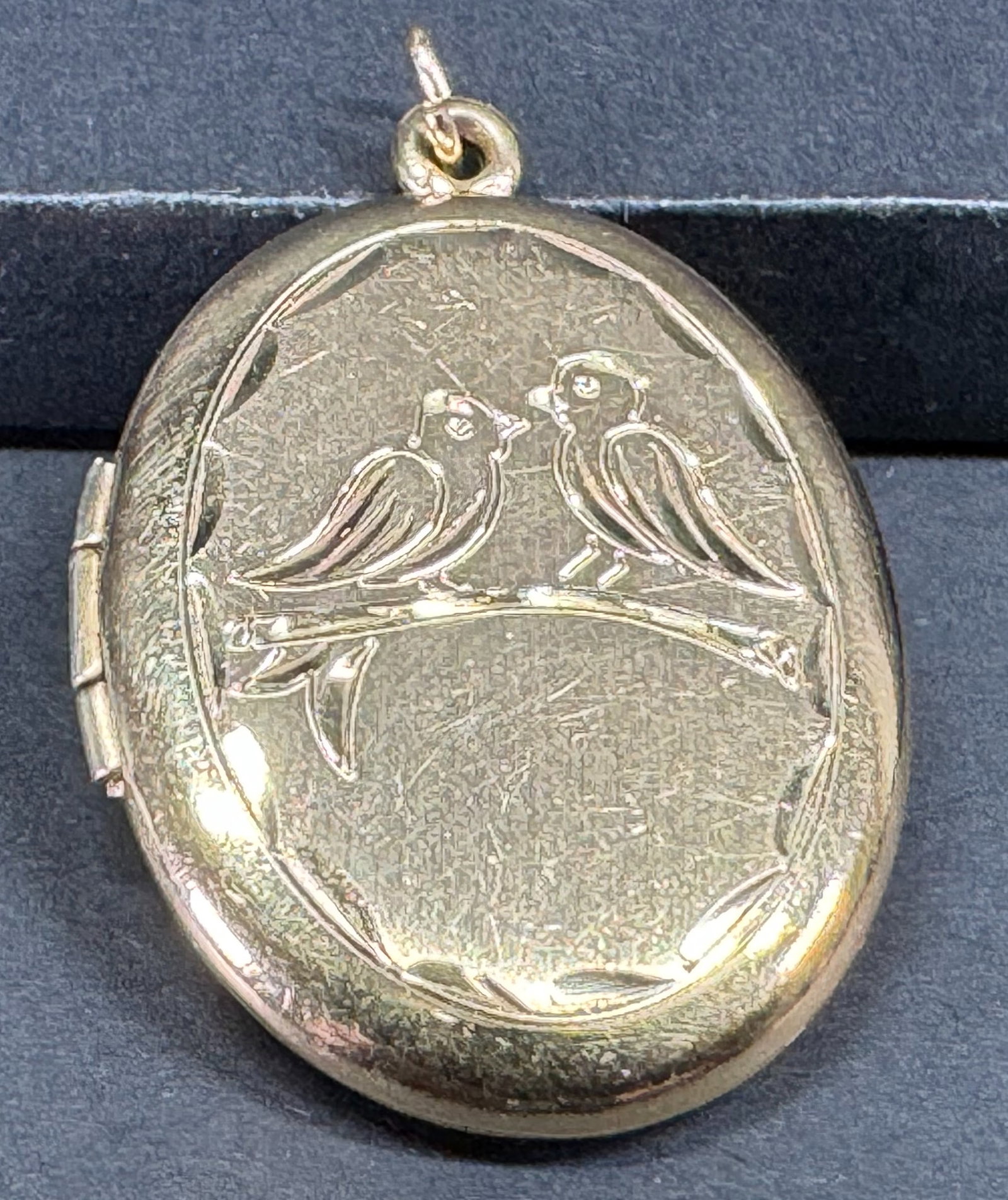 Vintage Carl Art engraved loving birds 12K gold-filled locket pendant.: Vintage Carl Art engraved loving birds 12K gold-filled locket pendant. Marked 1/20 12K GF & CA across an arrow. For measures please refer to the pictures taken with a measuring tape. Weight: 5 Grams. 