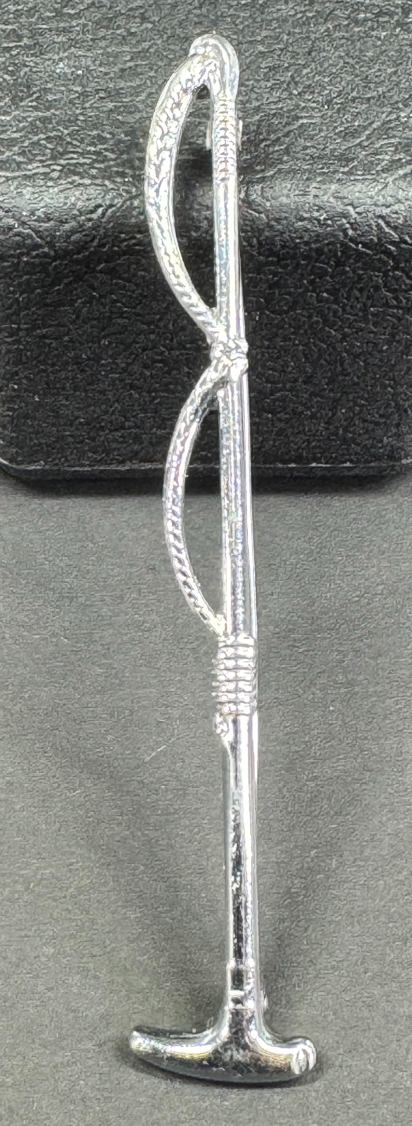 Antique art deco polo mallet equestrian silvertone metal pin brooch: Antique art deco polo mallet equestrian silvertone metal pin brooch. Unmarked. For measures please refer to the pictures taken with a measuring tape. Weight: 6 Grams This is a NO RESERVE AUCTION: ther