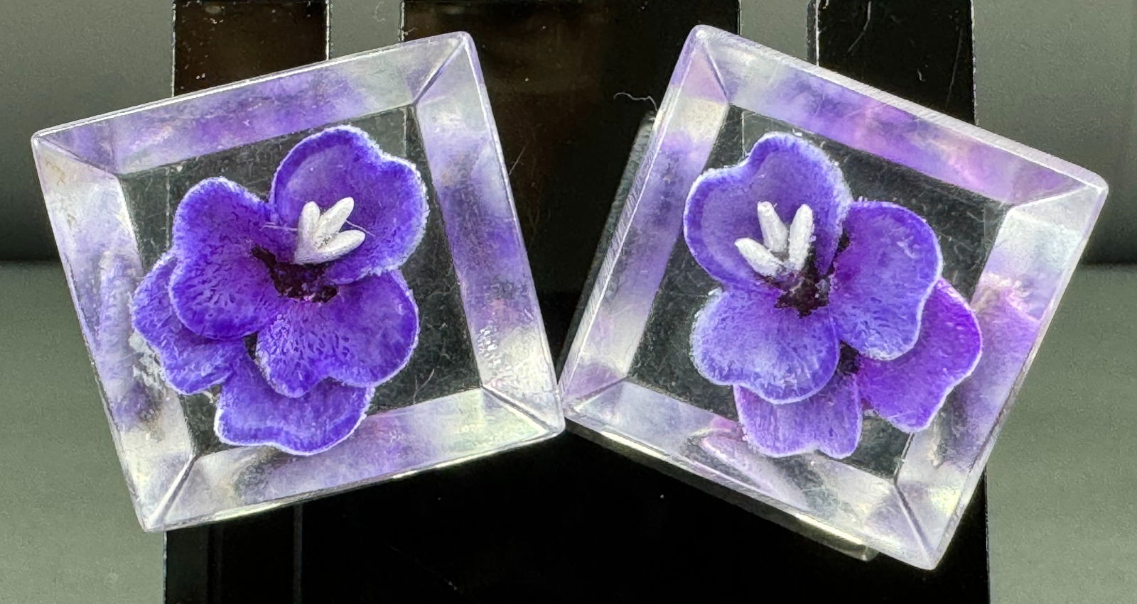 Vintage reverse carved & painted clear lucite violet flower screw back earrings. (1 of 6)
