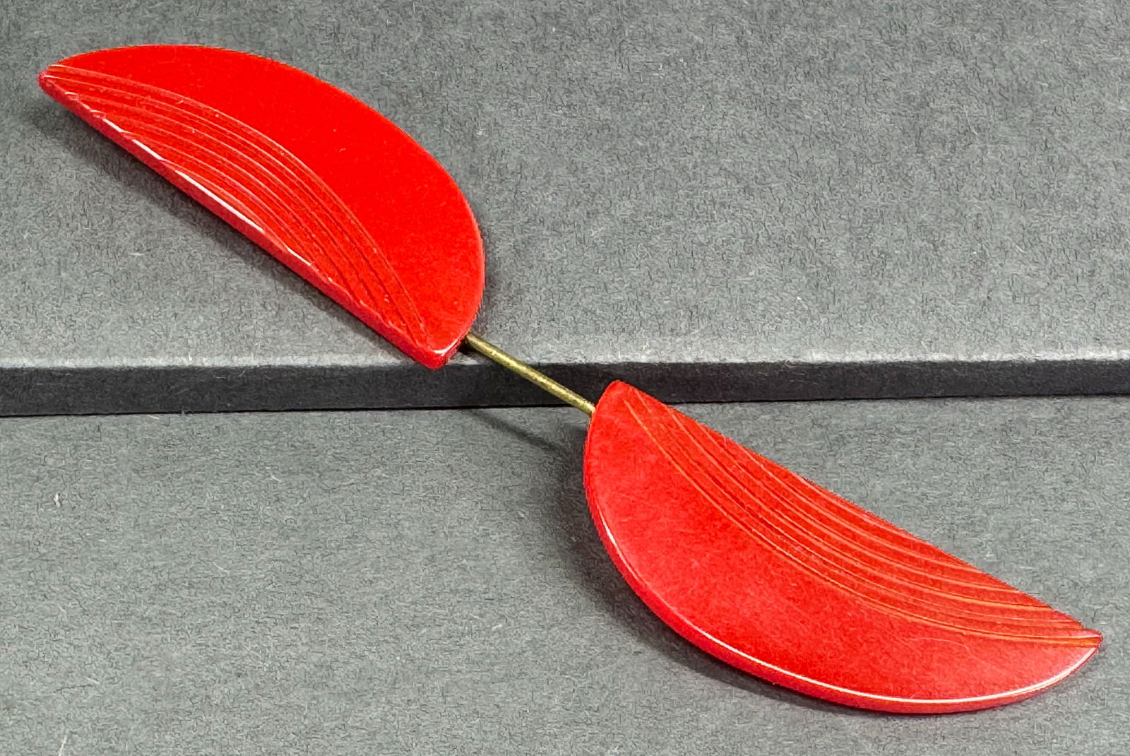 Vintage art deco carved red bakelite jabot pin. (1 of 7)