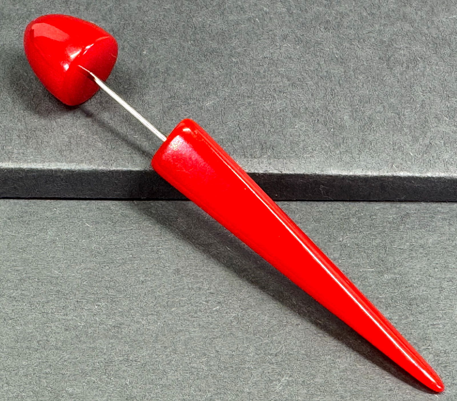 Vintage art deco carved red bakelite jabot pin. (1 of 7)