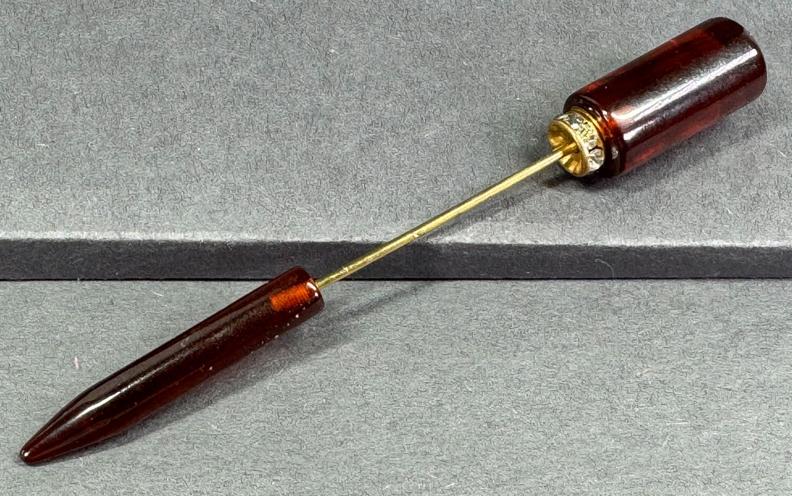 Vintage clear rhinestones metal ring brown bakelite jabot pin.: Vintage clear rhinestones metal ring brown bakelite jabot pin. Tested. Unmarked. For measures please refer to the pictures taken with a measuring tape. Weight: 7 Grams. This is a NO RESERVE AUCTION: t