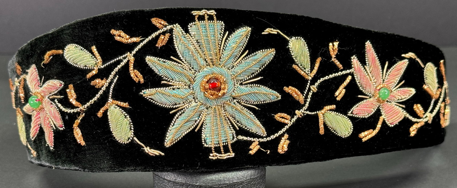 Vintage Zardozi color embroidery & beaded flowers & leaves black velvet Belt.: Vintage Zardozi color embroidery & beaded flowers & leaves black velvet Belt. Made in India label. Elastic silky strap on back. Metal buckle. For measures please refer to the pictures taken with a mea