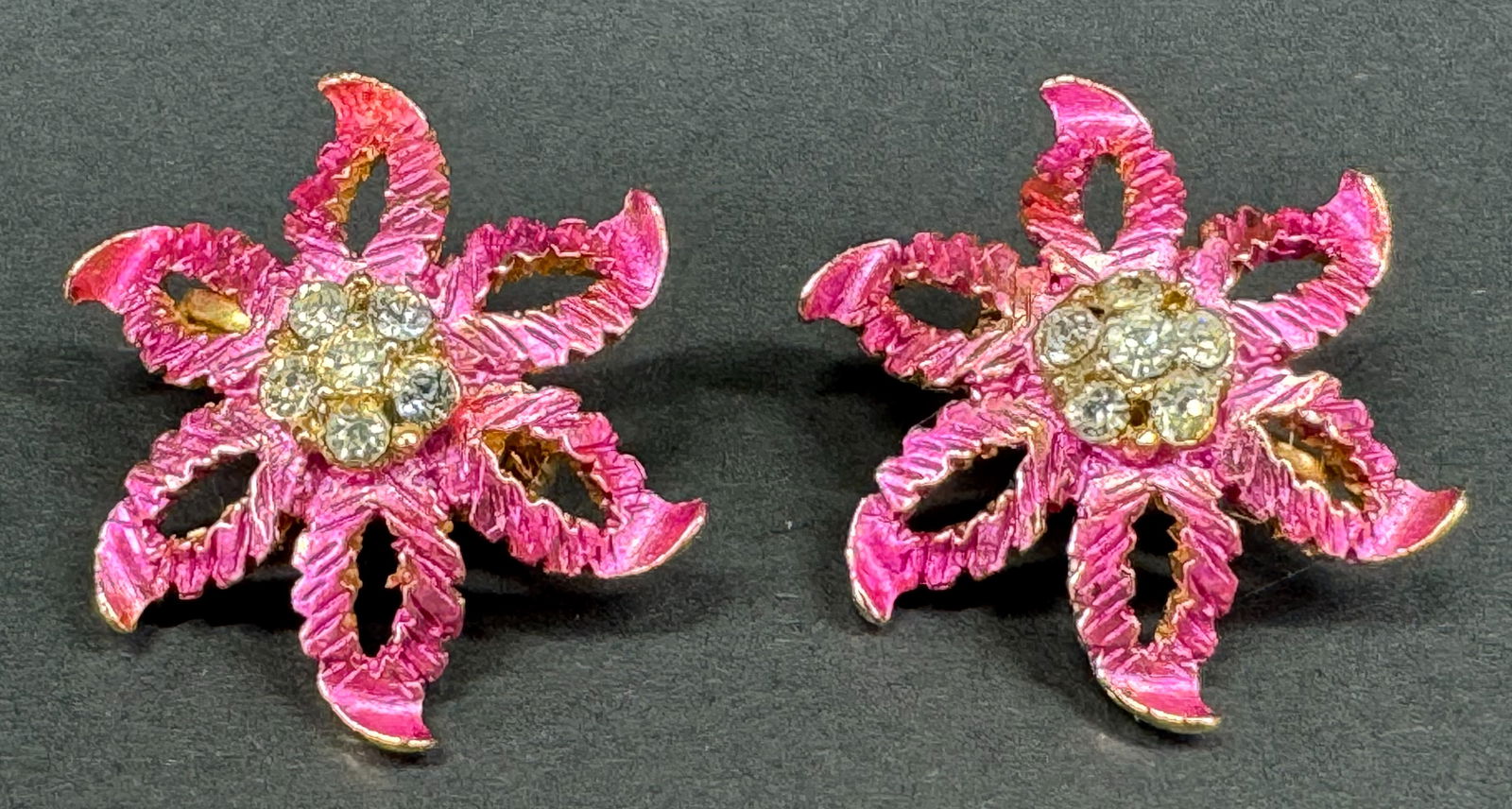Vintage Florenza clear rhinestones, raspberry enamel goldtone metal pinwheel flower clip earrings: Vintage Florenza clear rhinestones, raspberry enamel goldtone metal pinwheel flower clip earrings . Marked. For measures please refer to the pictures taken with a measuringtape. Weight: 11 Grams. This