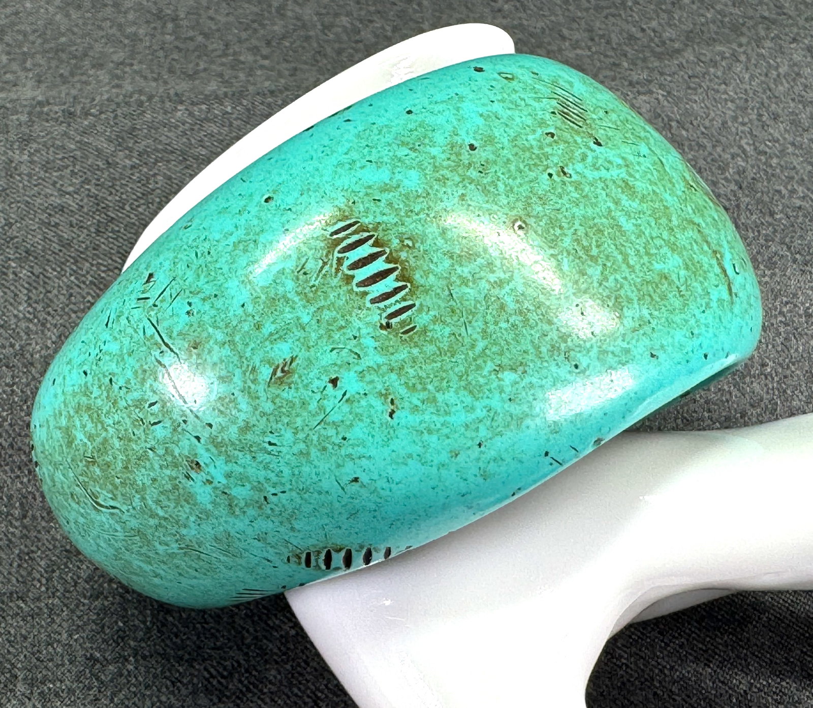 Vintage artsy Southwestern style stamped turquoise resin bracelet bangle (1 of 14)